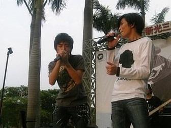謝和弦過去和蕭敬騰曾是華納音樂同門師兄弟,還曾同台演出。(翻攝自蕭敬騰臉書)