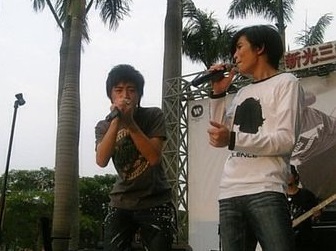 謝和弦過去和蕭敬騰曾是華納音樂同門師兄弟，還曾同台演出。（翻攝自蕭敬騰臉書）