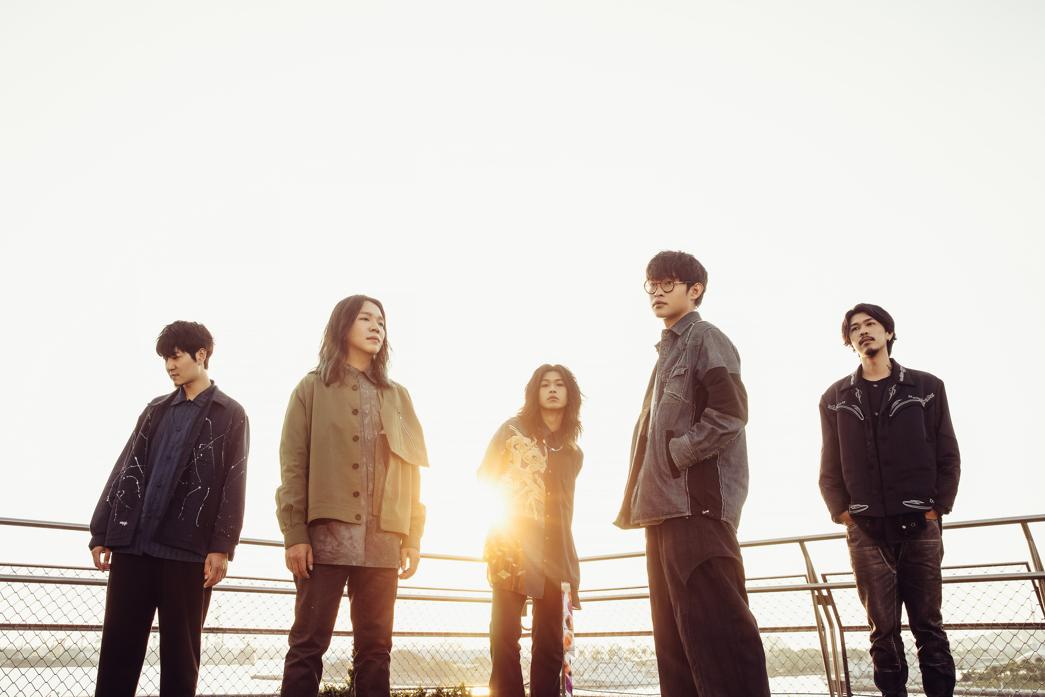 麋先生逸凡（左起）、以諾、聖皓、喆安、小B從學生時期開始就一起音樂。（相信音樂提供）