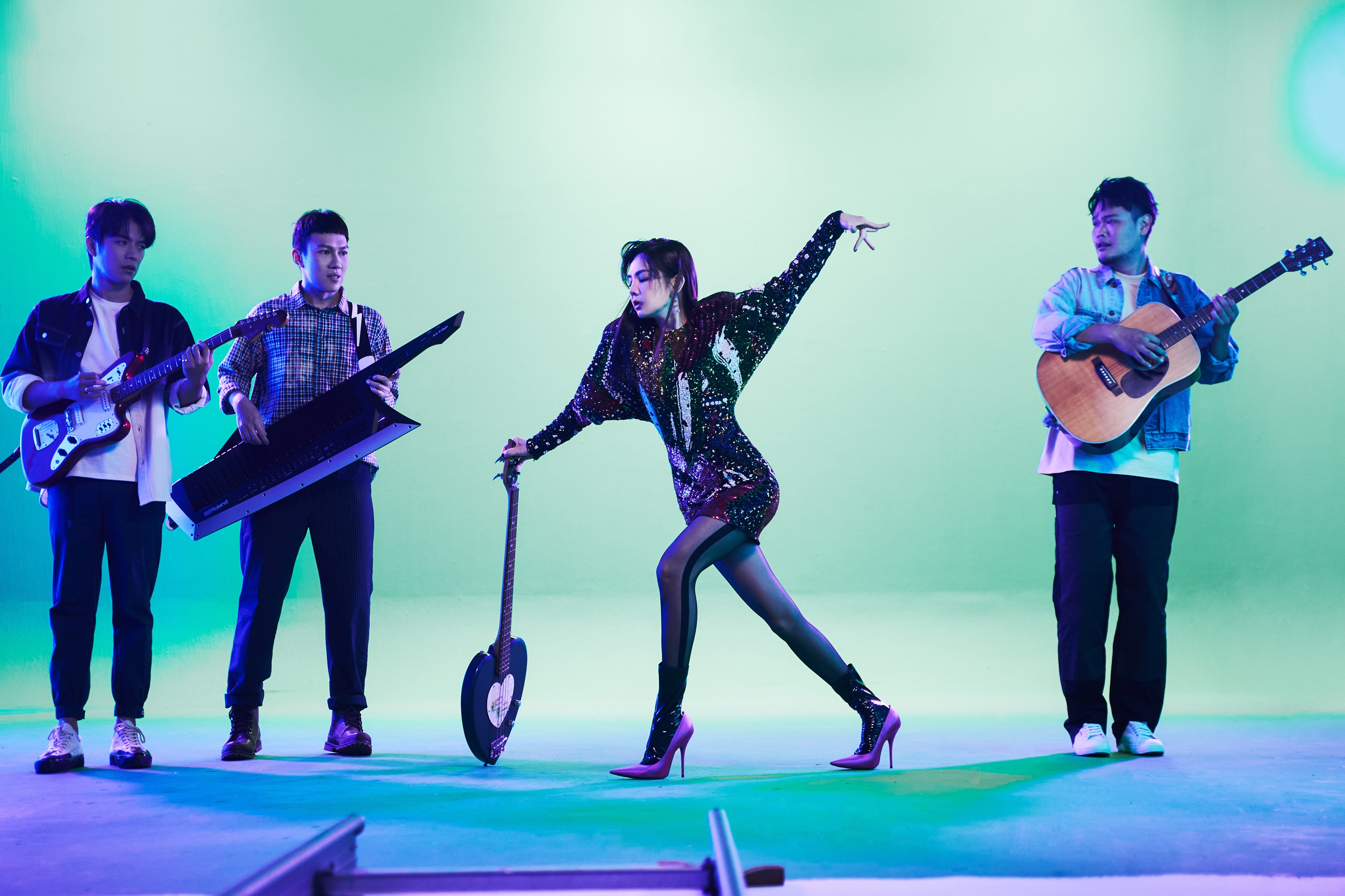 Ella戲感十足，與家凱、阿福、阿龔玩得盡興。（環球唱片提供）