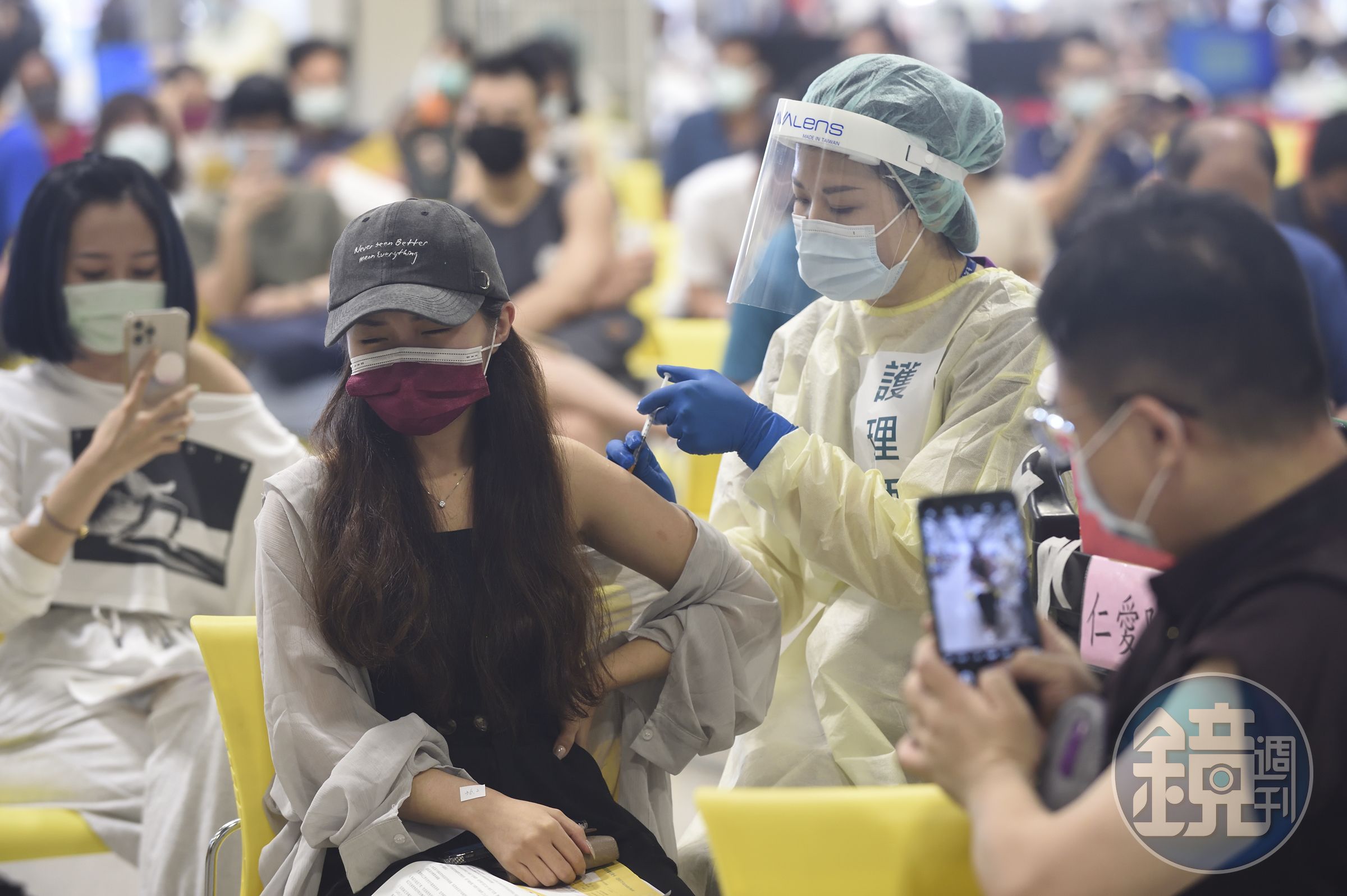 為提升疫苗覆蓋率，中央流行疫情指揮中心縮減3廠牌疫苗施打間隔時間，倘若超過6成覆蓋率有望恢復正常生活。（本刊資料照）