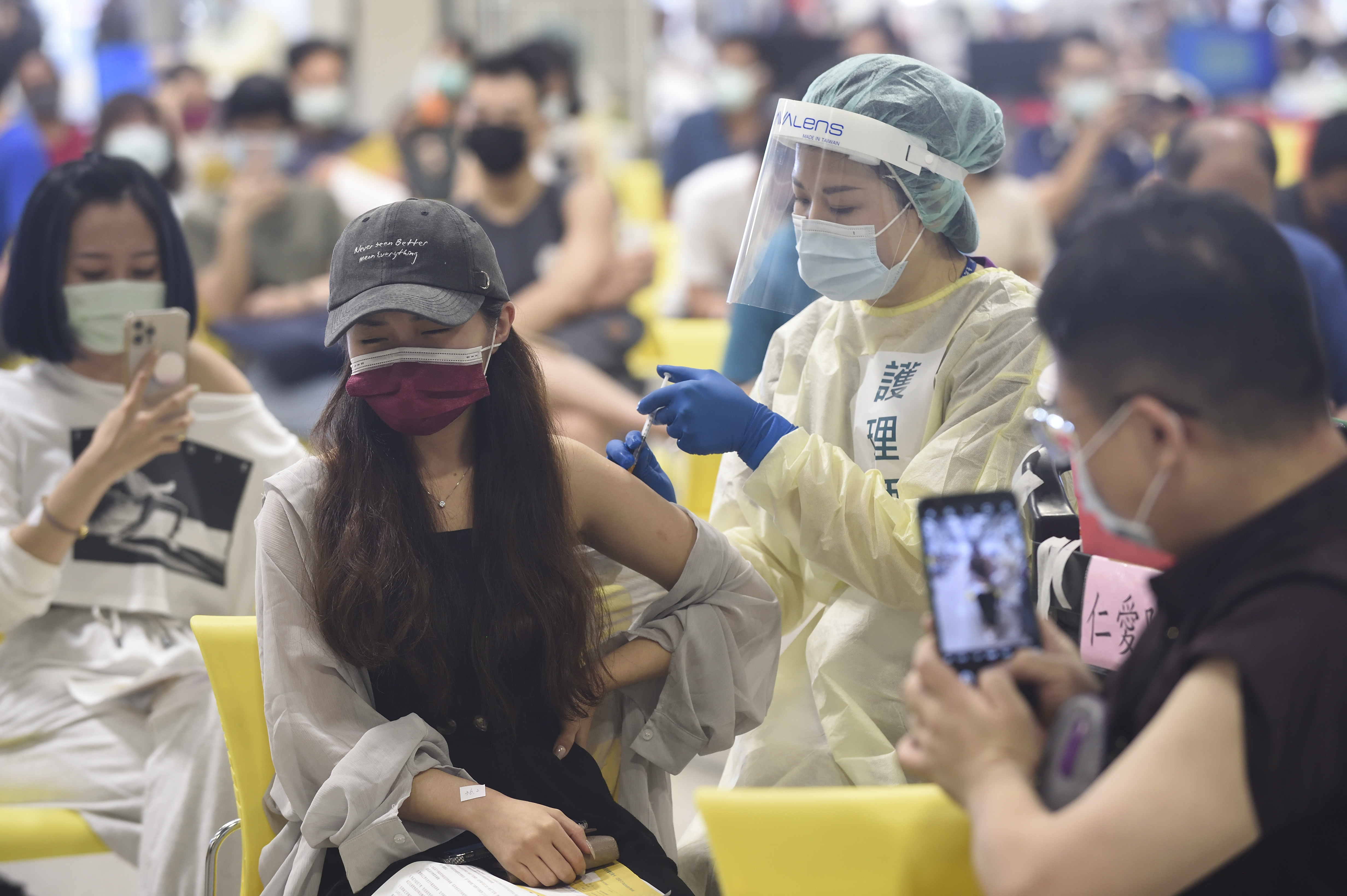 為提升疫苗覆蓋率，中央流行疫情指揮中心縮減3廠牌疫苗施打間隔時間，倘若超過6成覆蓋率有望恢復正常生活。（本刊資料照）