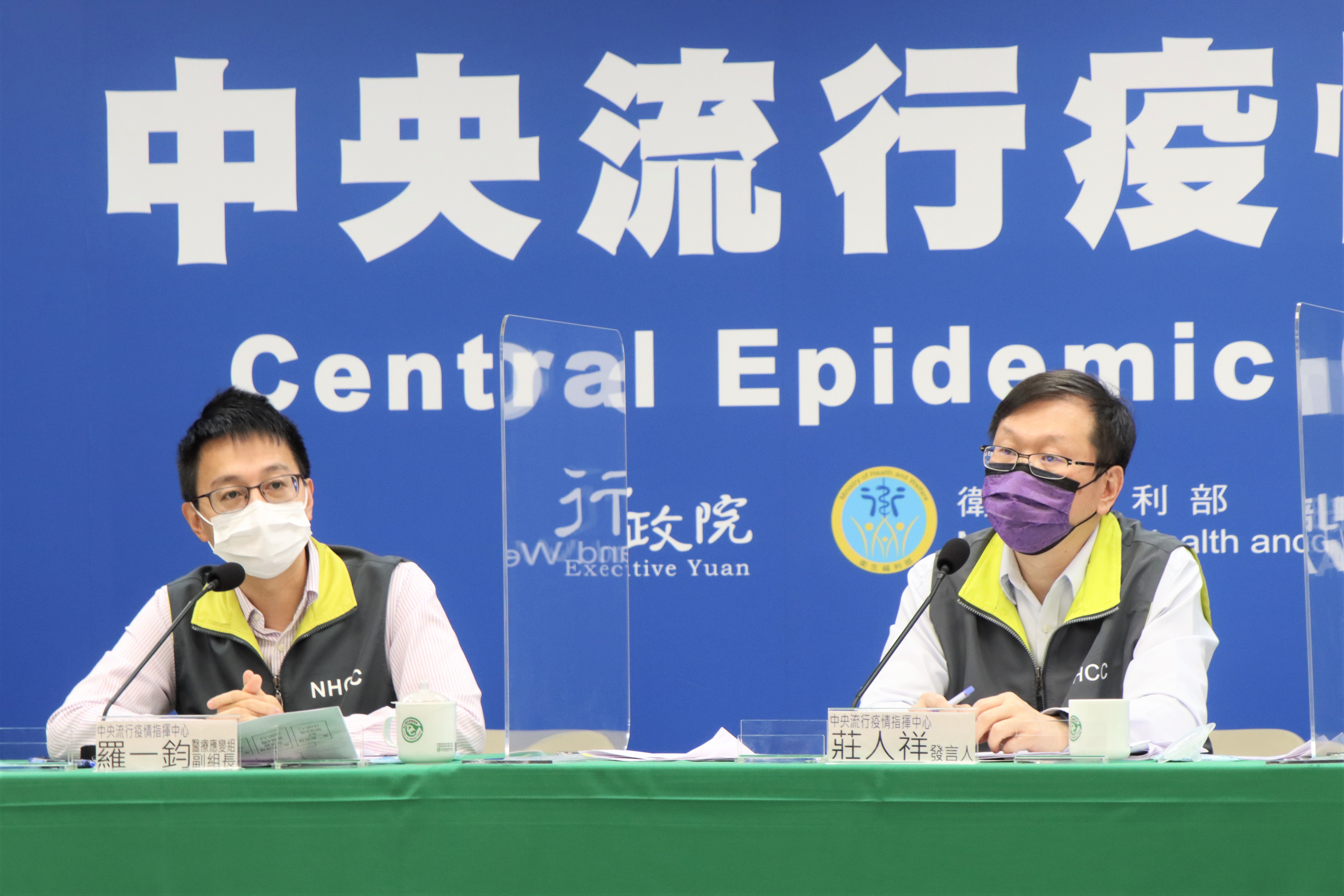 羅一鈞(左)說明台大的混打期中報告。(指揮中心提供)