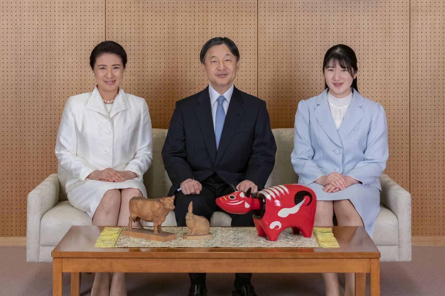 日本宮內廳月中公開天皇陛下(中)與雅子妃(左)以及愛子公主的近照。(翻攝自yahoo news)