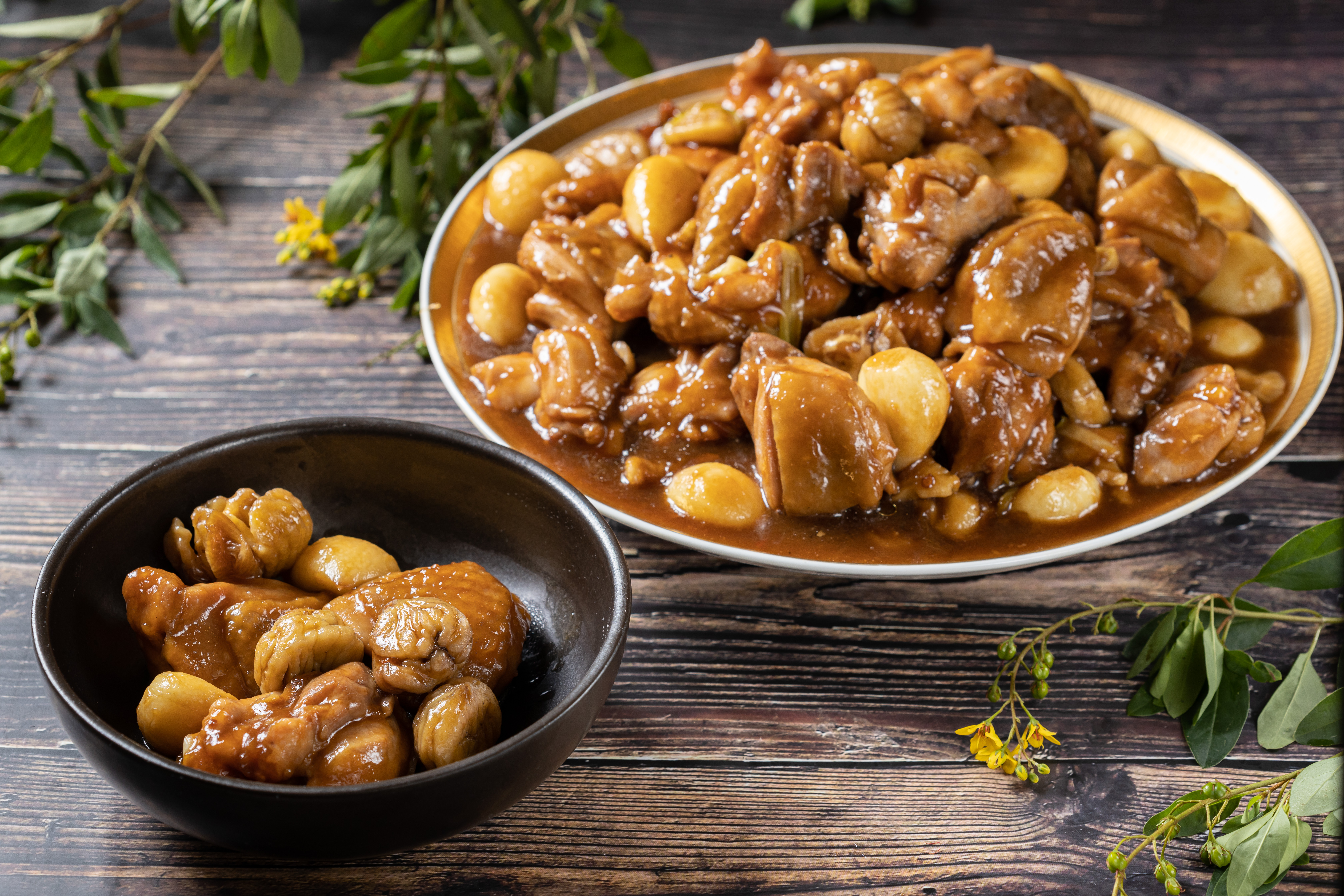 做這道「栗子燒雞」，耳邊猶如縈繞兒時親朋好友相聚時的喧鬧聲音，溫暖入心。