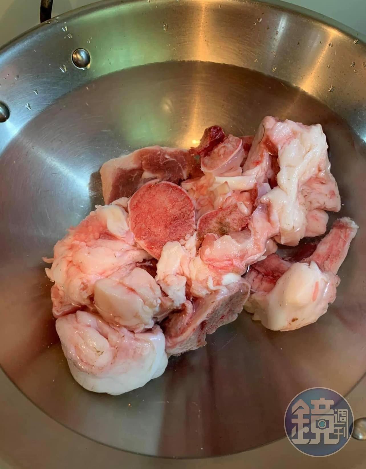 汆燙輪骨，沒想到用輪骨取代大骨的湯頭鮮美，效果極佳。