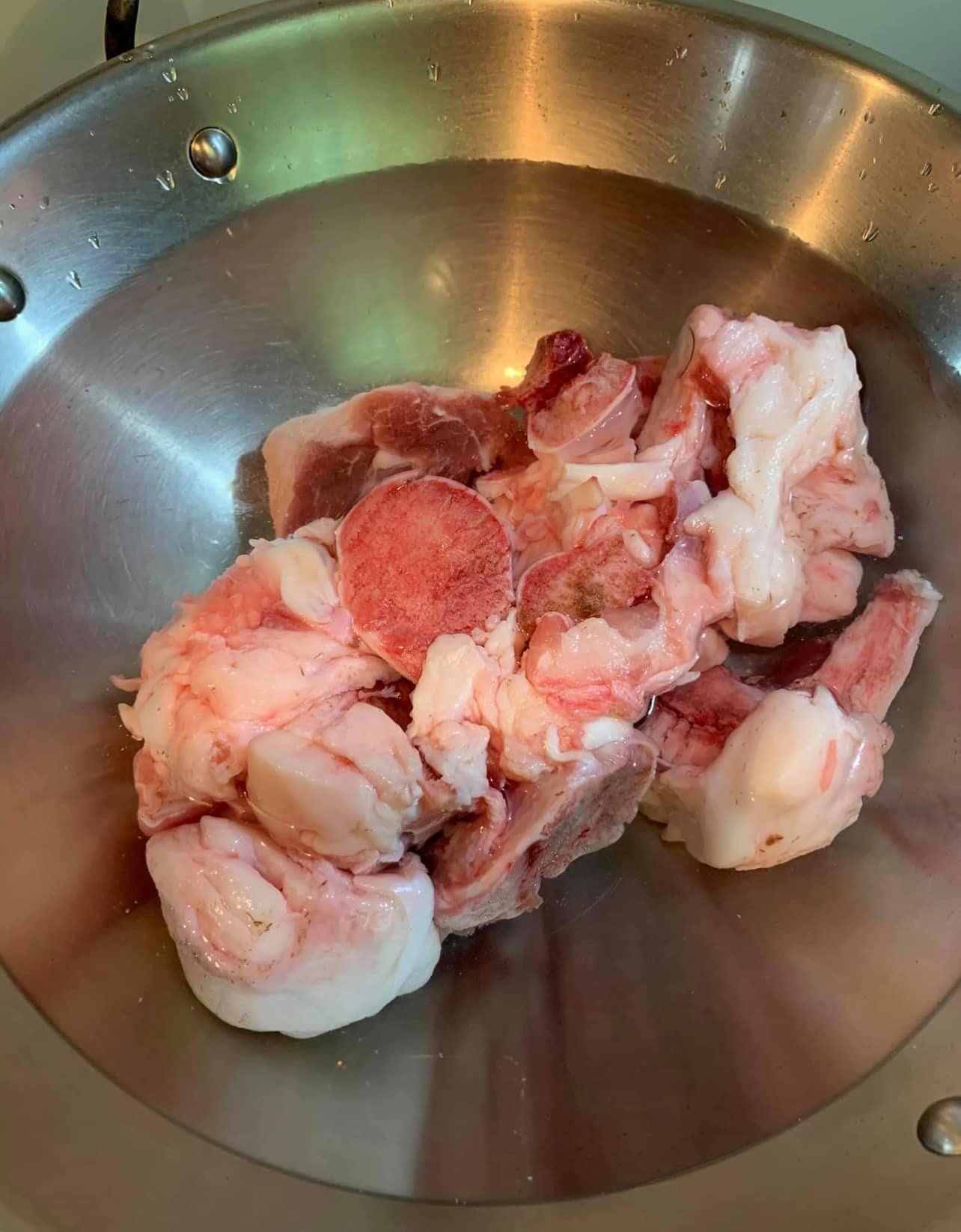 汆燙輪骨，沒想到用輪骨取代大骨的湯頭鮮美，效果極佳。