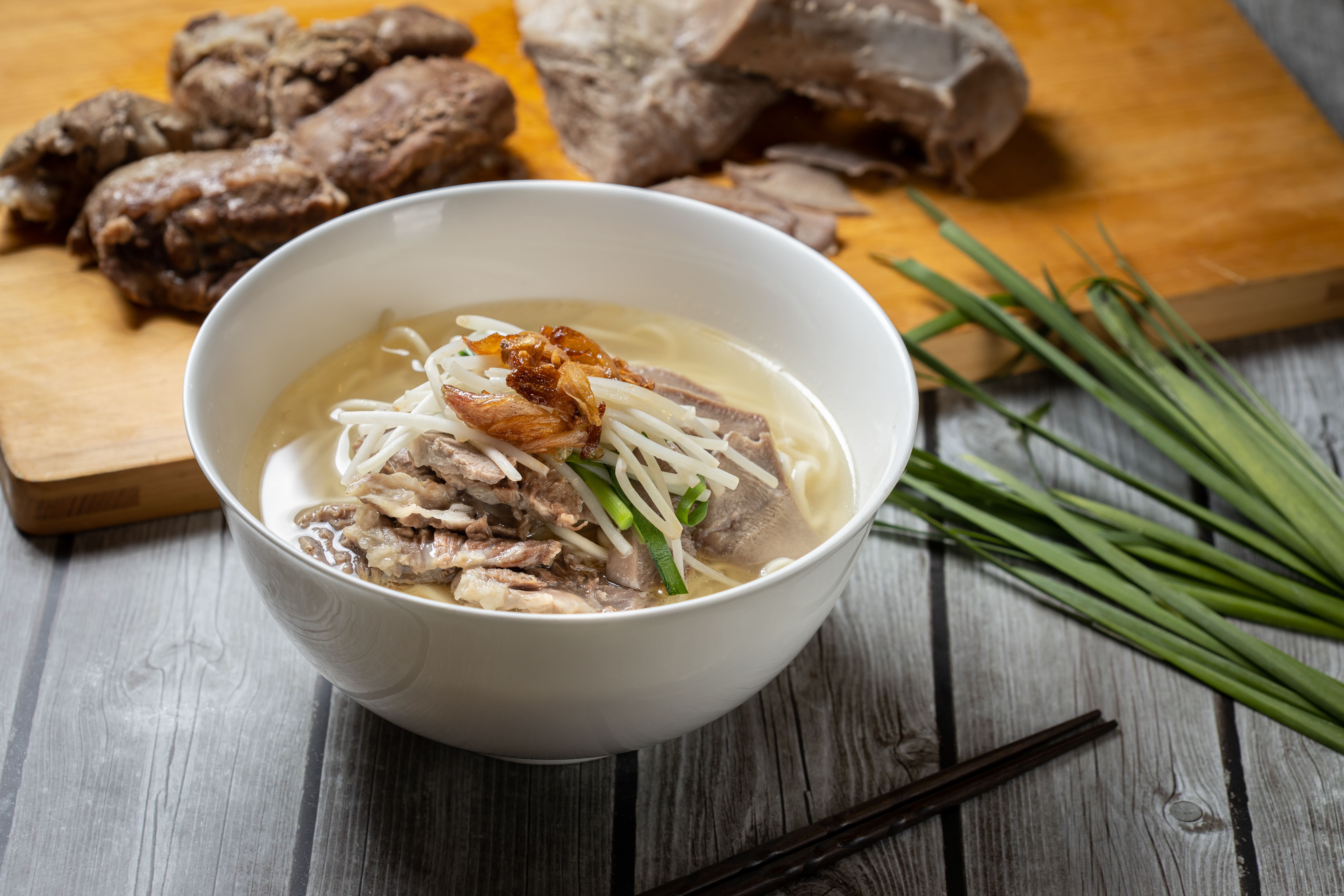 這兩年生日，剛好都把我最愛的「切仔麵」當成壽麵，還融入了兒時吃「暖暖麵店」的回憶。