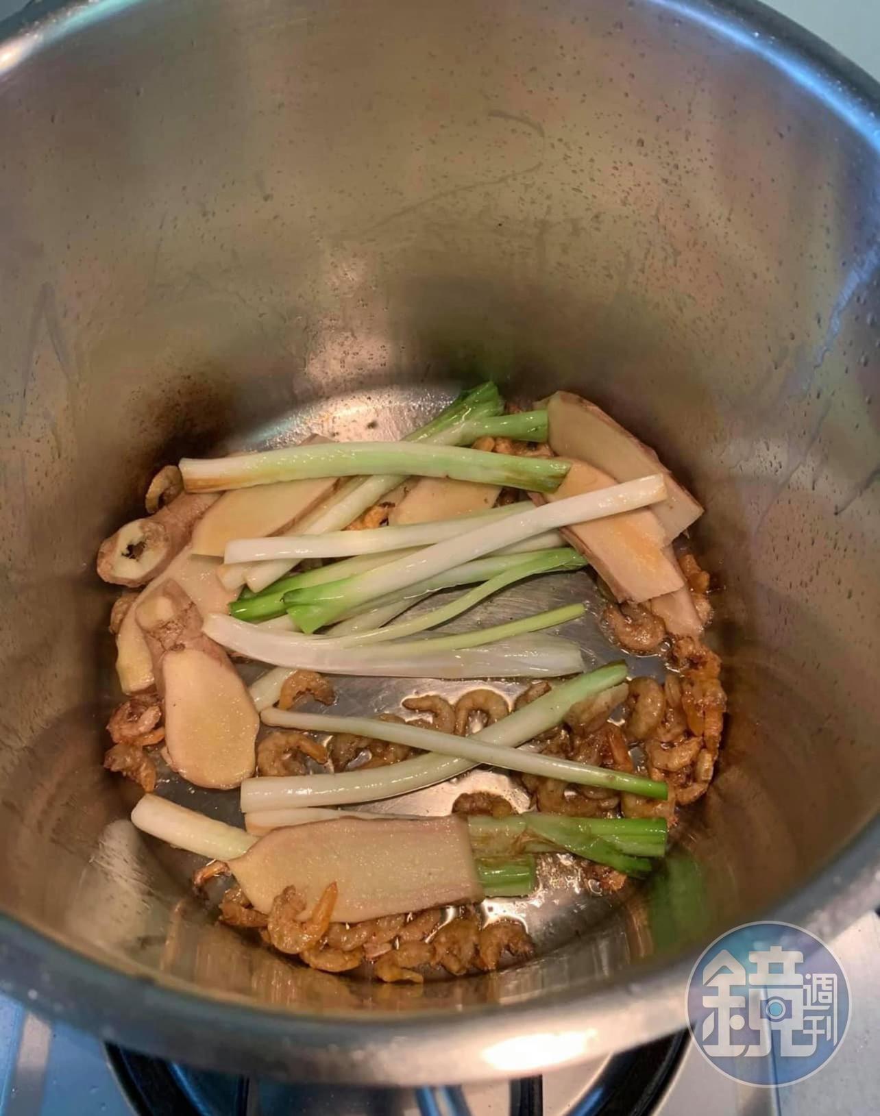 炒香辛香料。