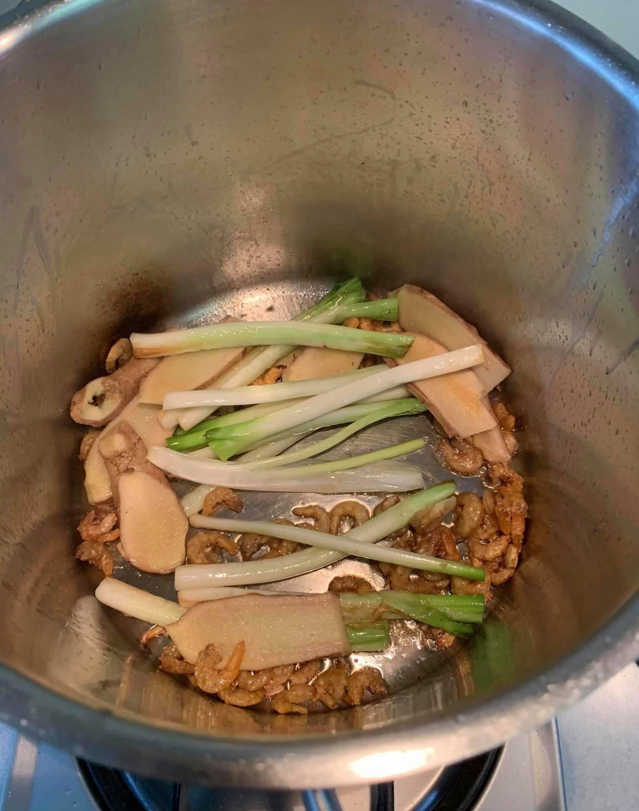炒香辛香料。