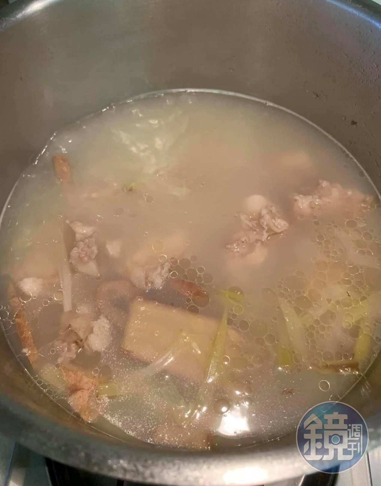 煮2小時後得到美味高湯。