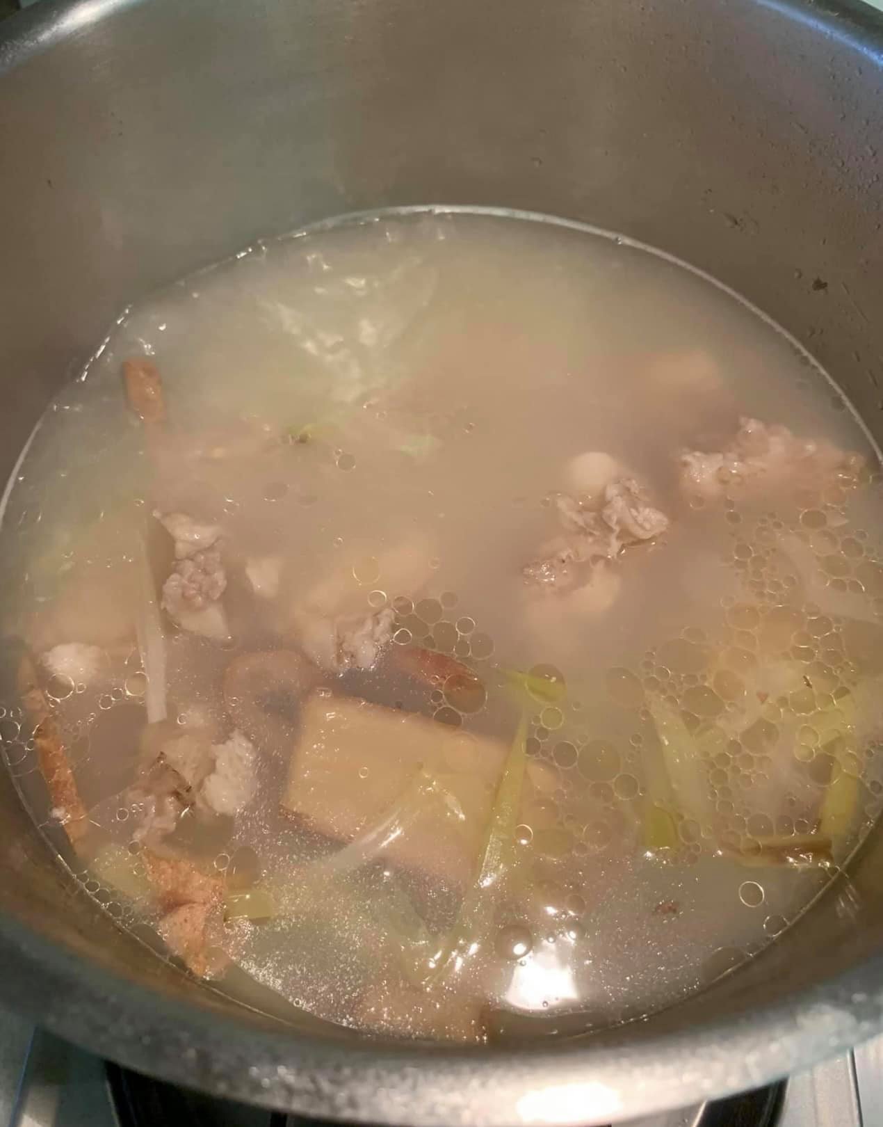 煮2小時後得到美味高湯。