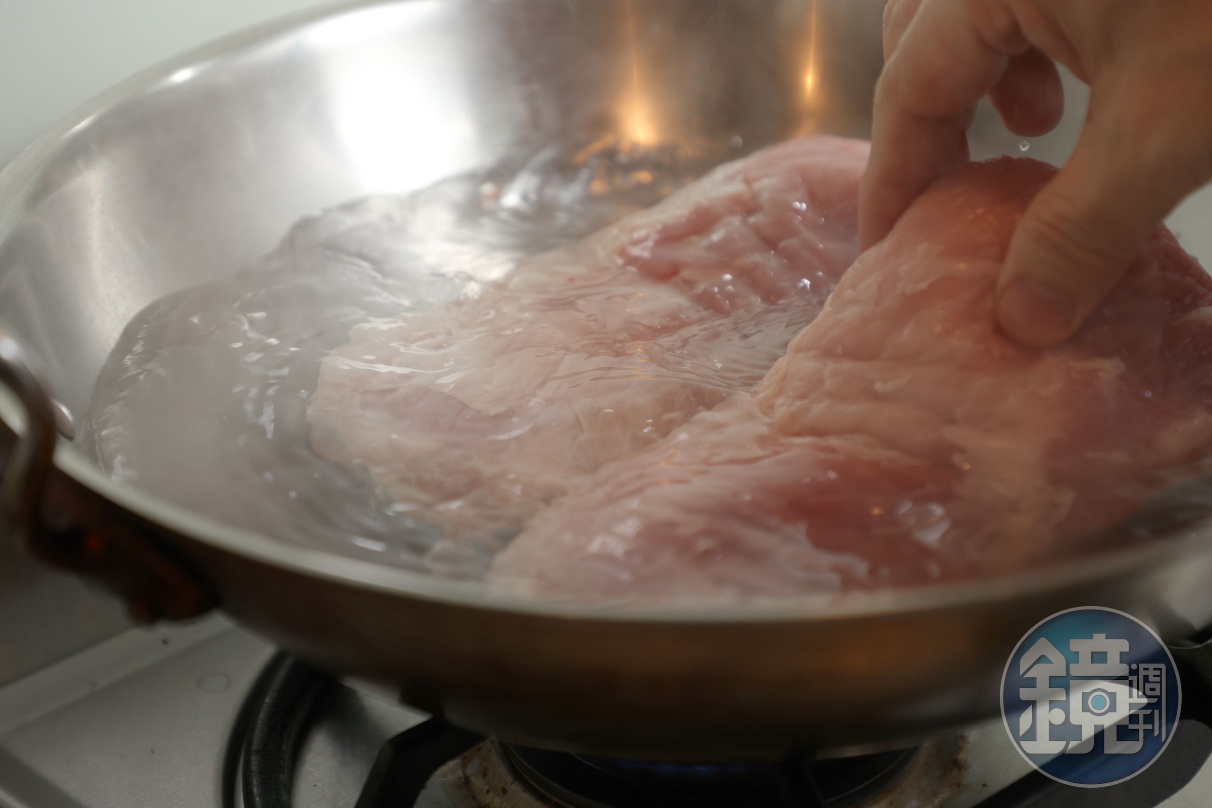 今天煮兩塊老鼠肉（豬後腿腱）。