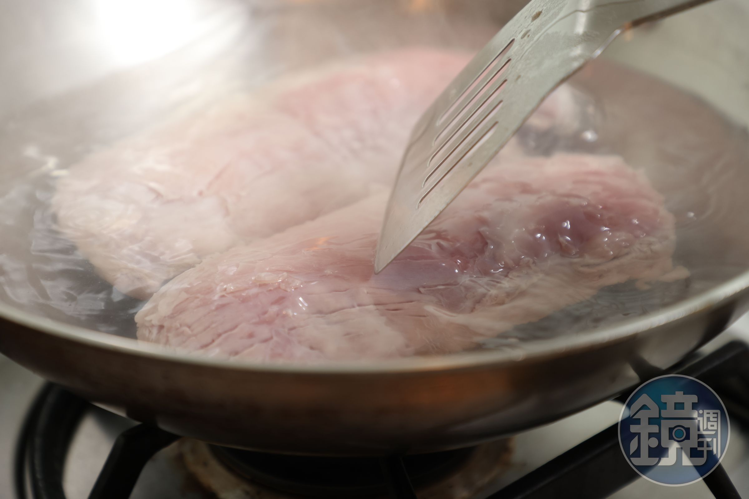 水要蓋過肉。
