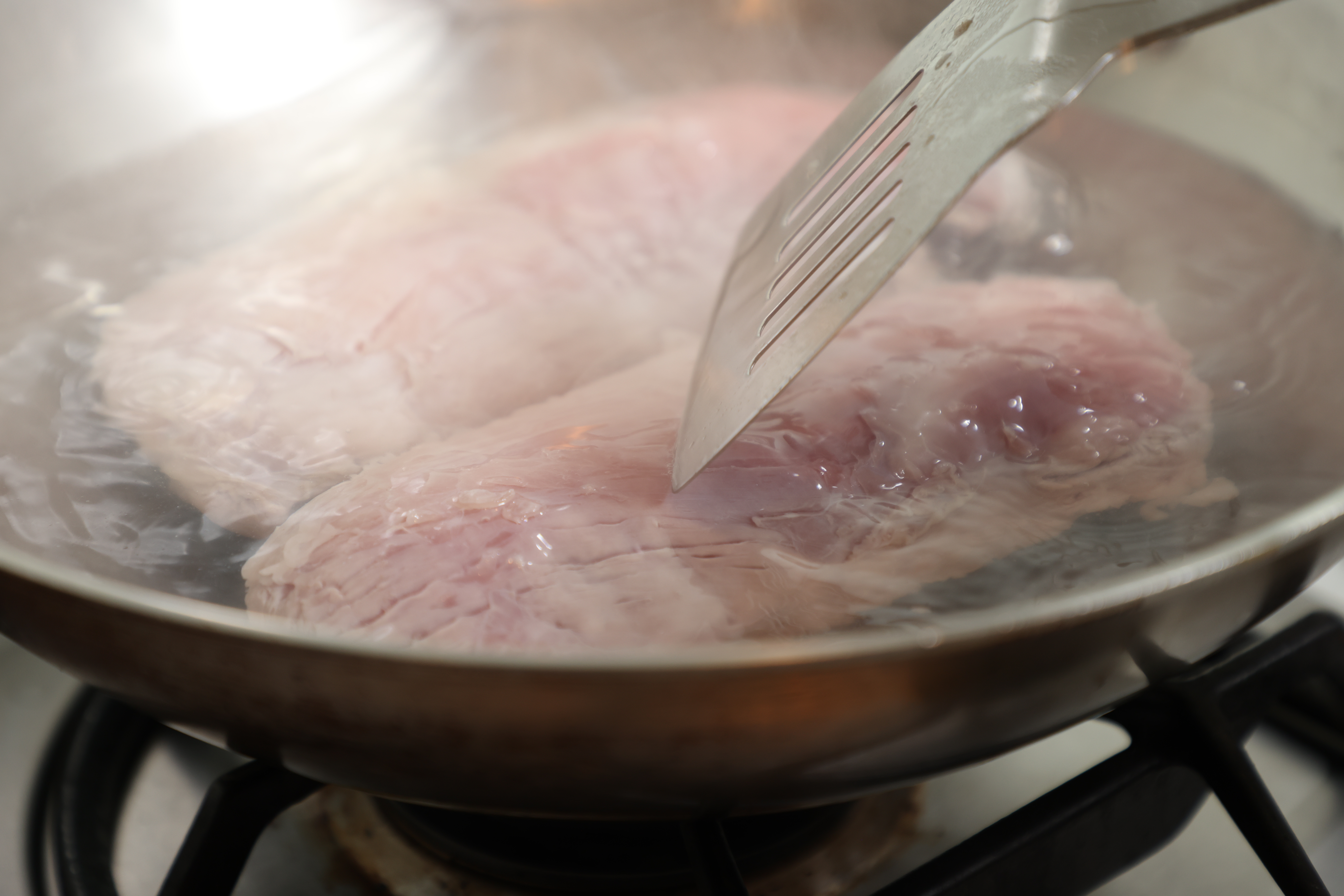 水要蓋過肉。