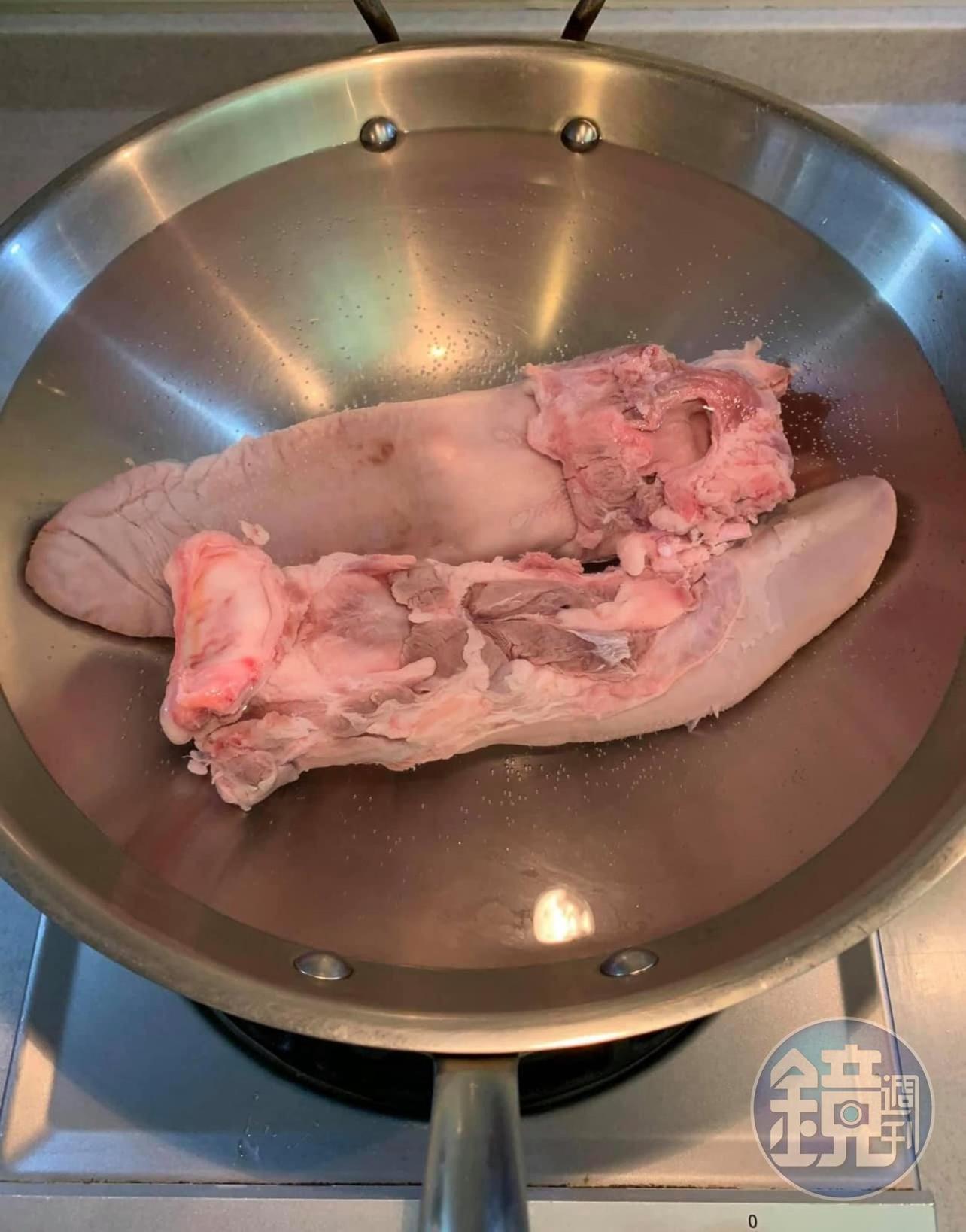 煮豬舌。