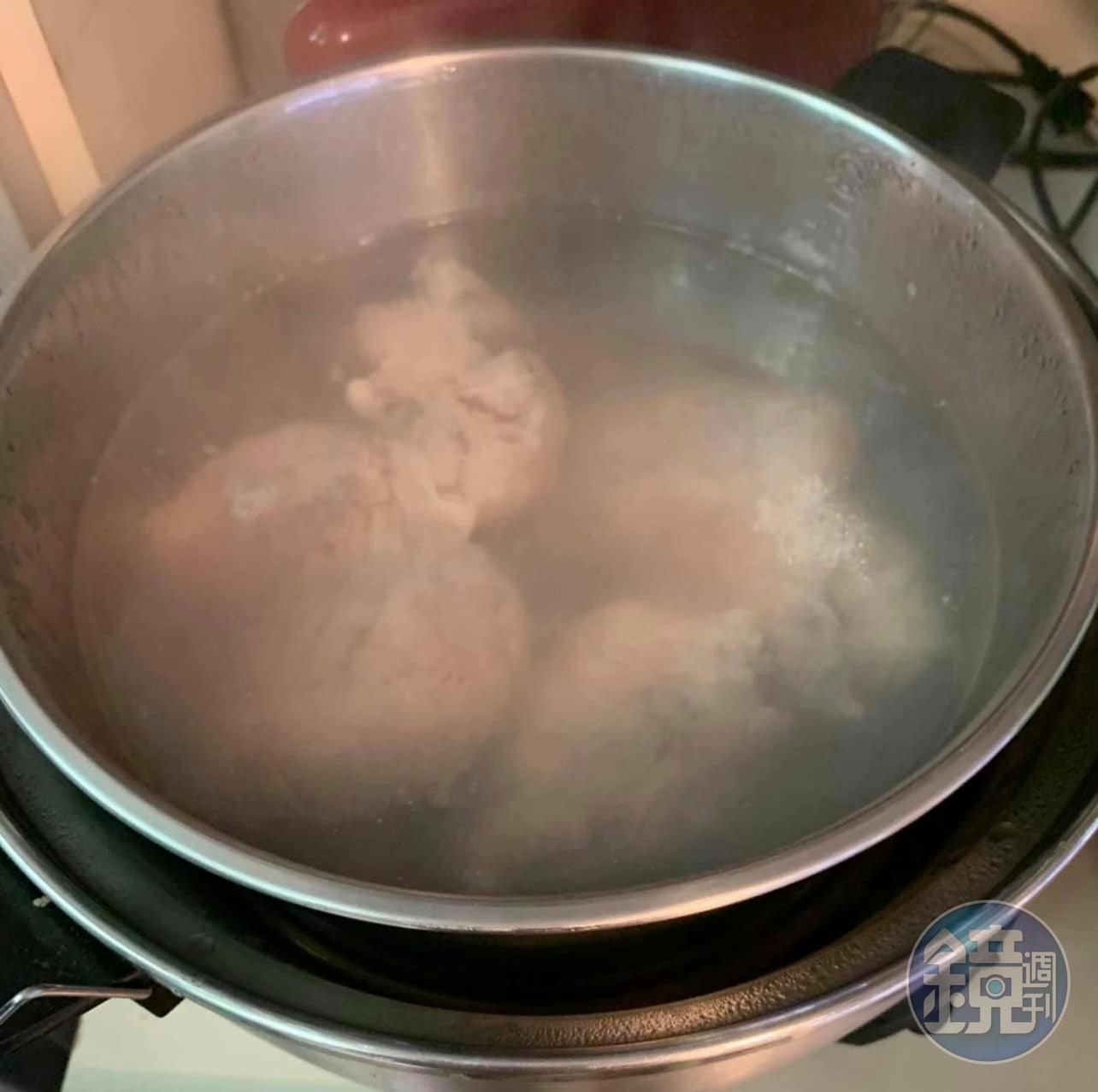 電鍋煮嘴邊肉。