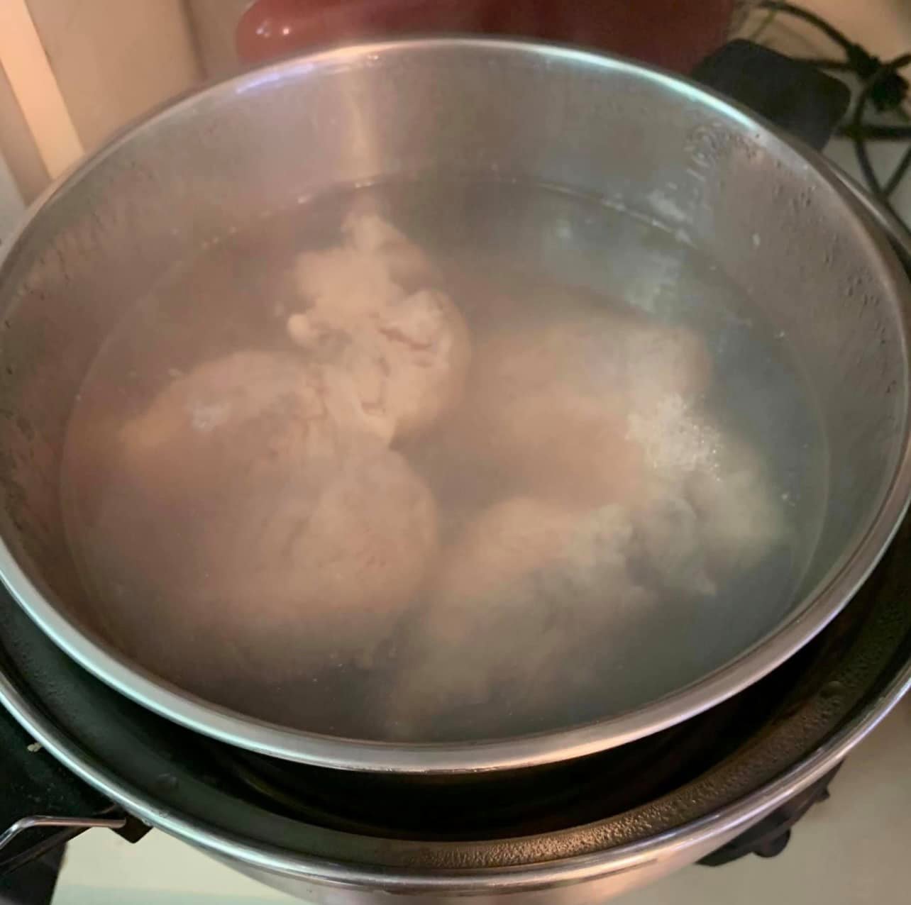 電鍋煮嘴邊肉。