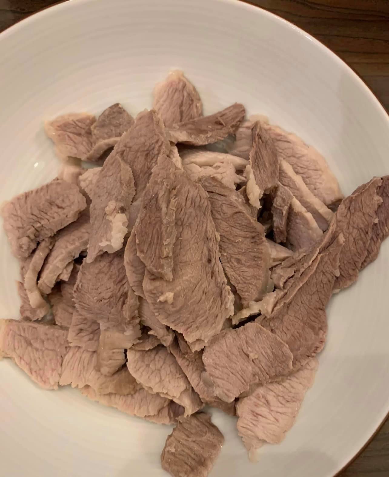 二層肉煮好切片。