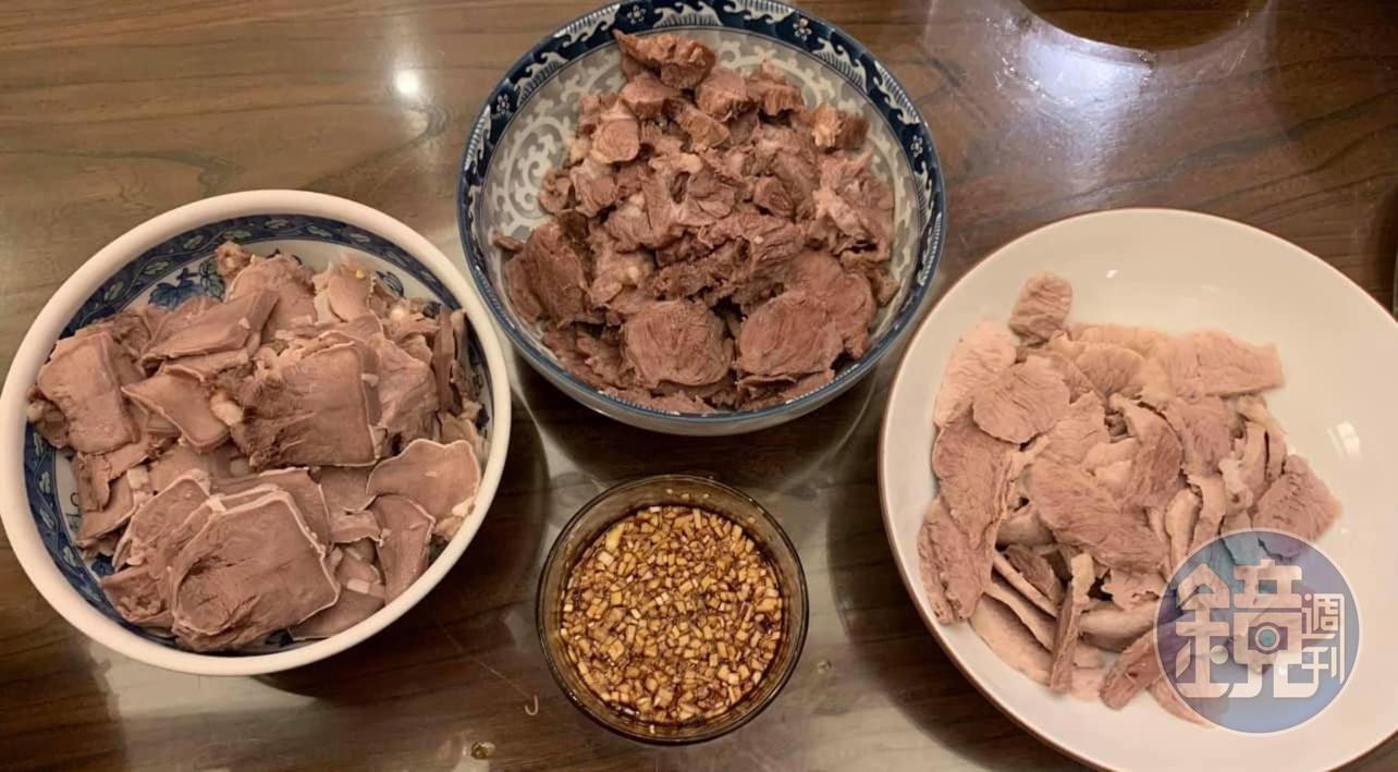 準備多量的肉，切片上桌，另準備蒜蓉醬油沾著吃。