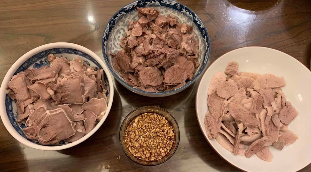 準備多量的肉，切片上桌，另準備蒜蓉醬油沾著吃。