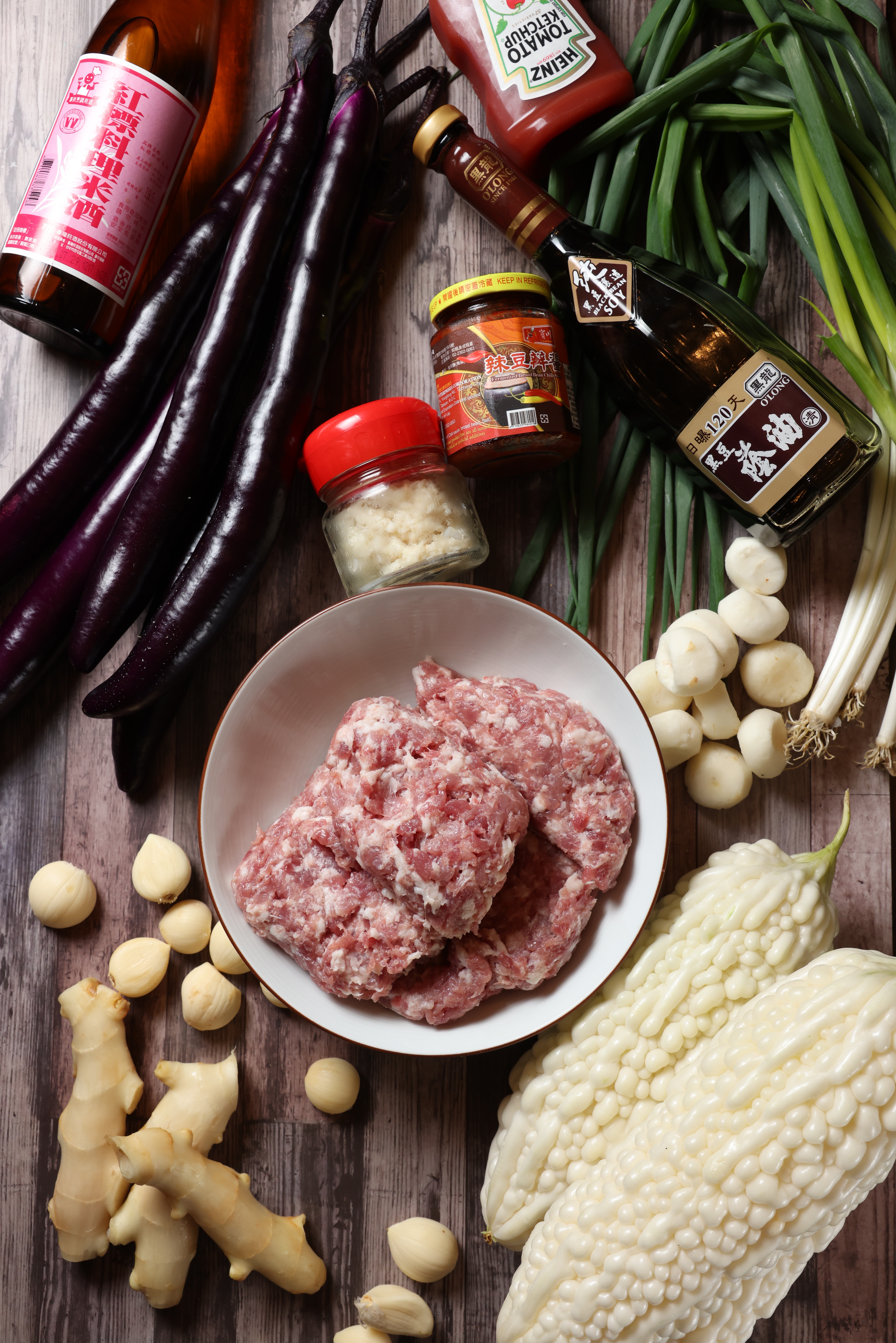 今天烹調絞肉茄子燒與苦瓜鑲肉用到的所有材料。
