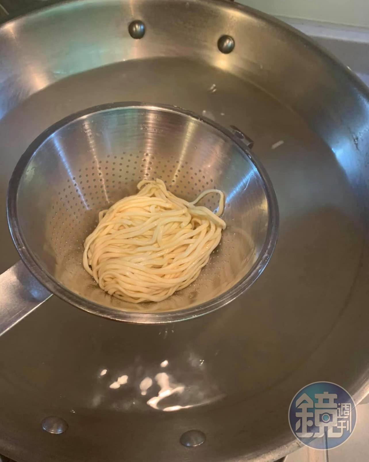 煮麵，我用拉麵而非傳統油麵。
