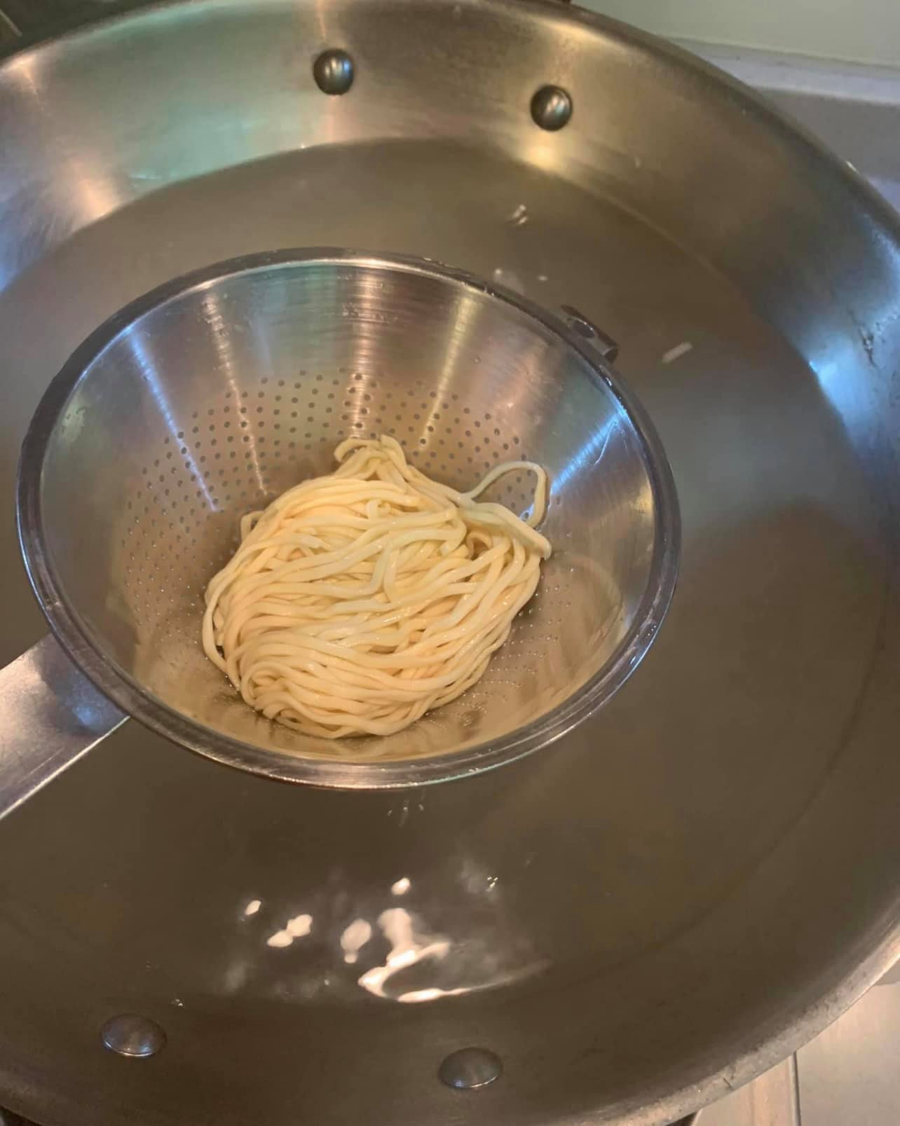 煮麵，我用拉麵而非傳統油麵。