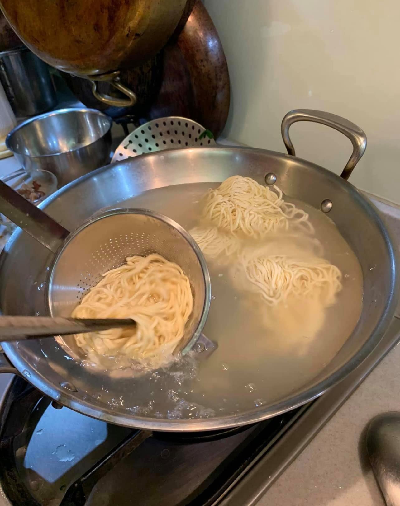 煮麵切切切。