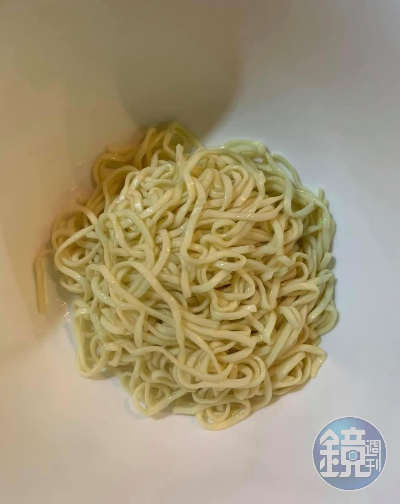 麵煮好，倒扣入碗。