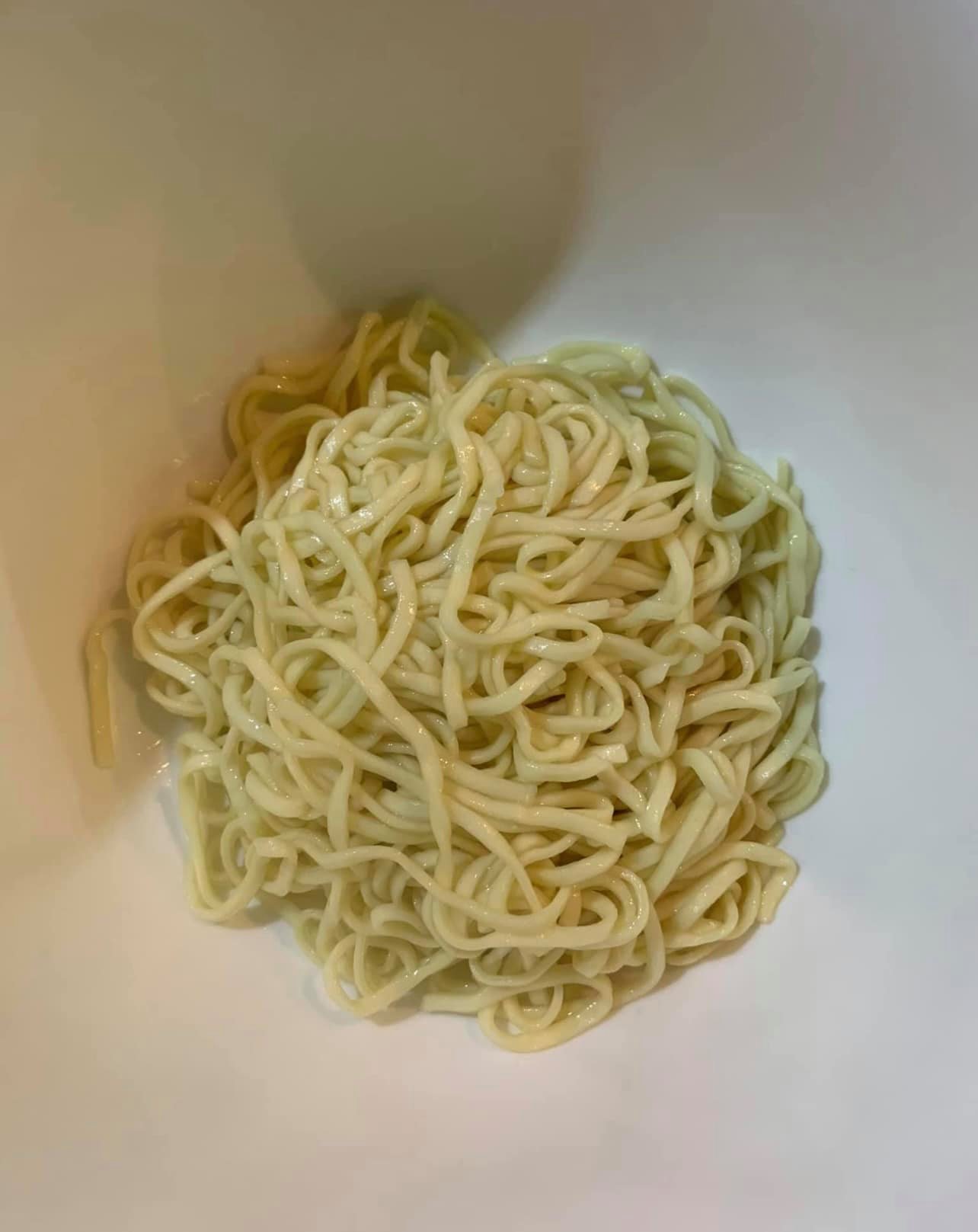 麵煮好，倒扣入碗。