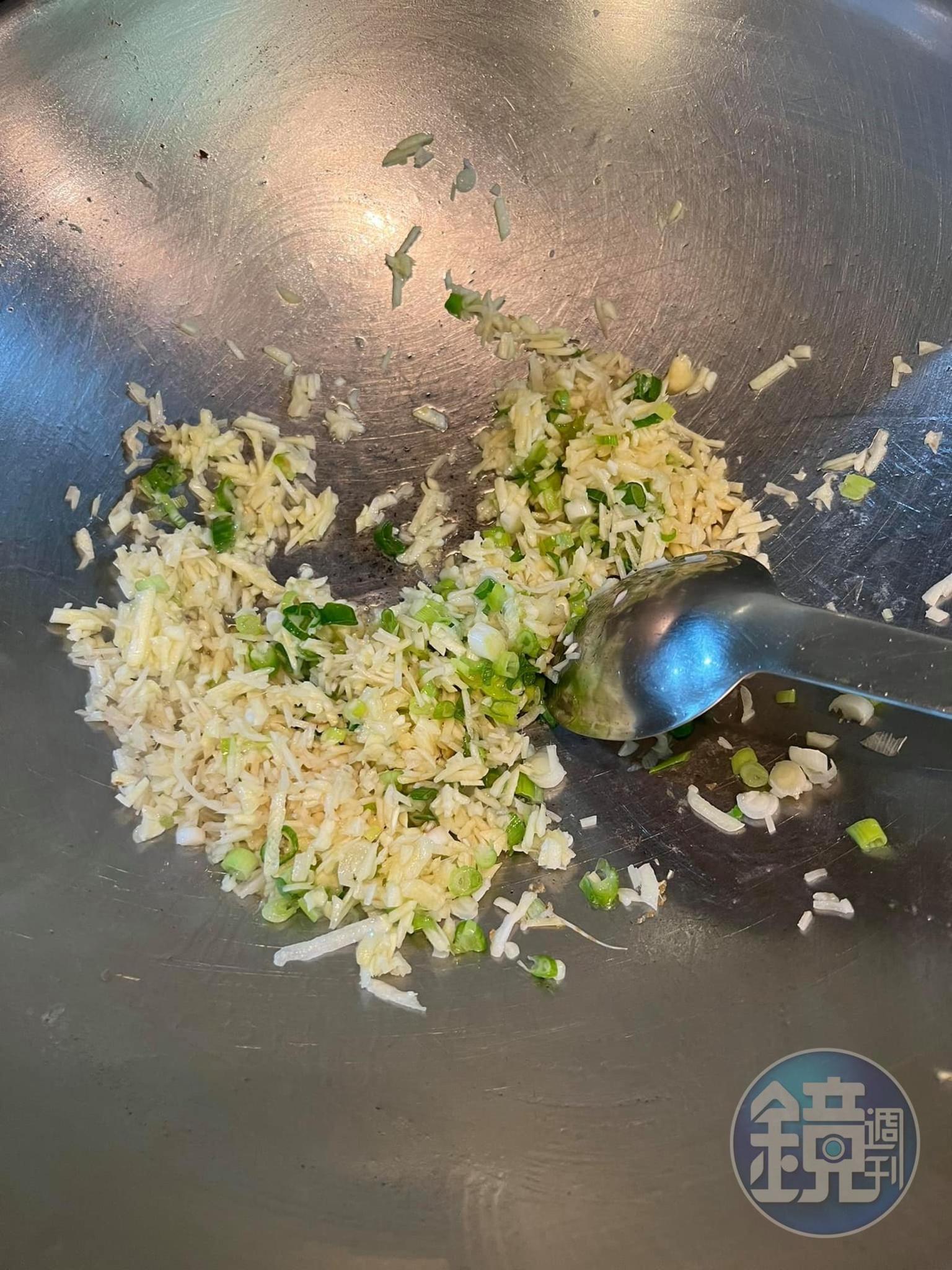起油鍋炒醬汁配料。