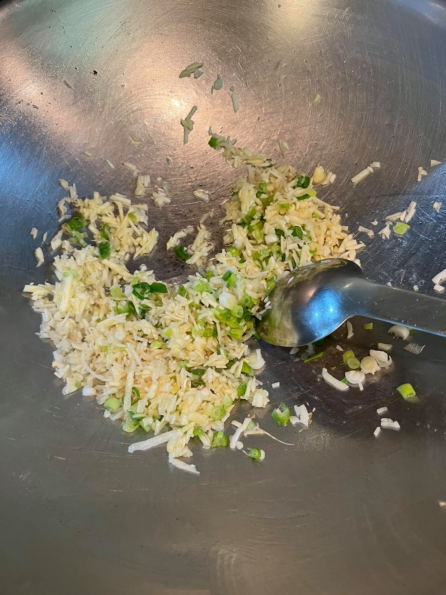 起油鍋炒醬汁配料。