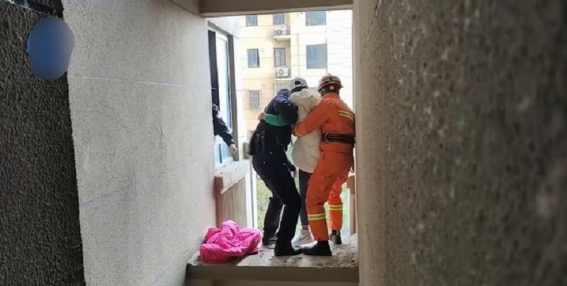消防人員經一番勸說,才將欲輕生的女子救下。(翻攝網易)