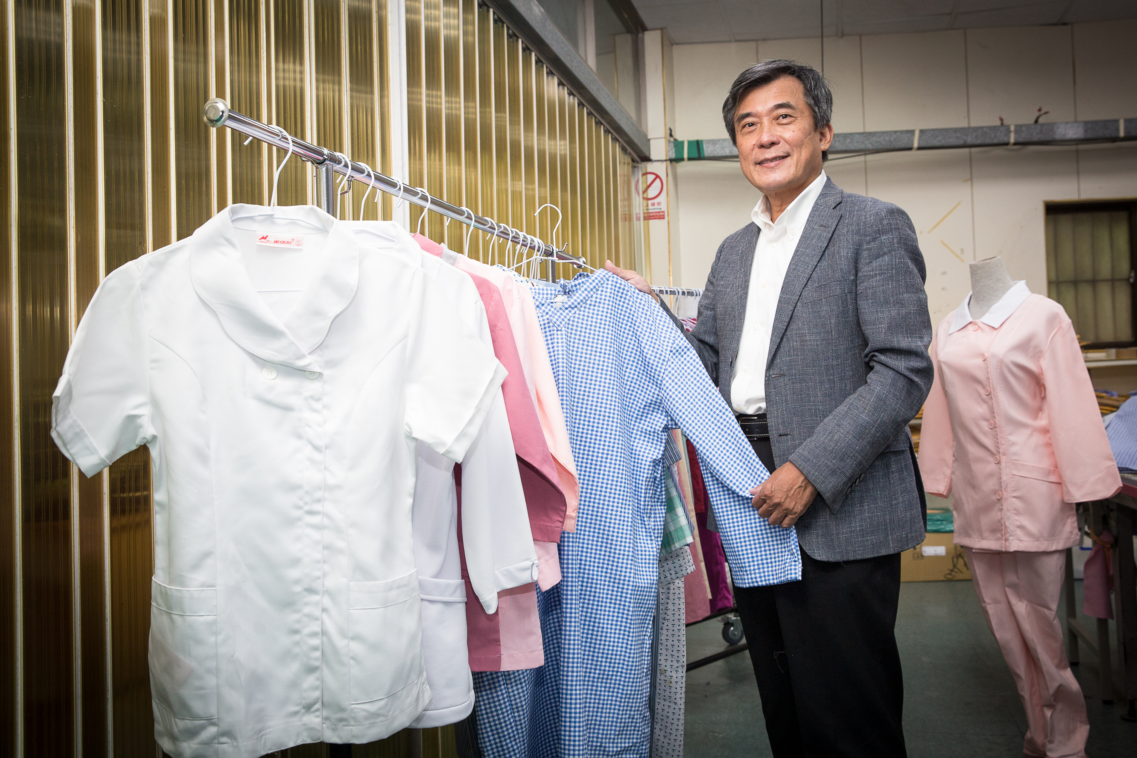 台灣6成醫院的醫生、護理師制服與病人服的設計製作，都在賴調元手上催生出來。