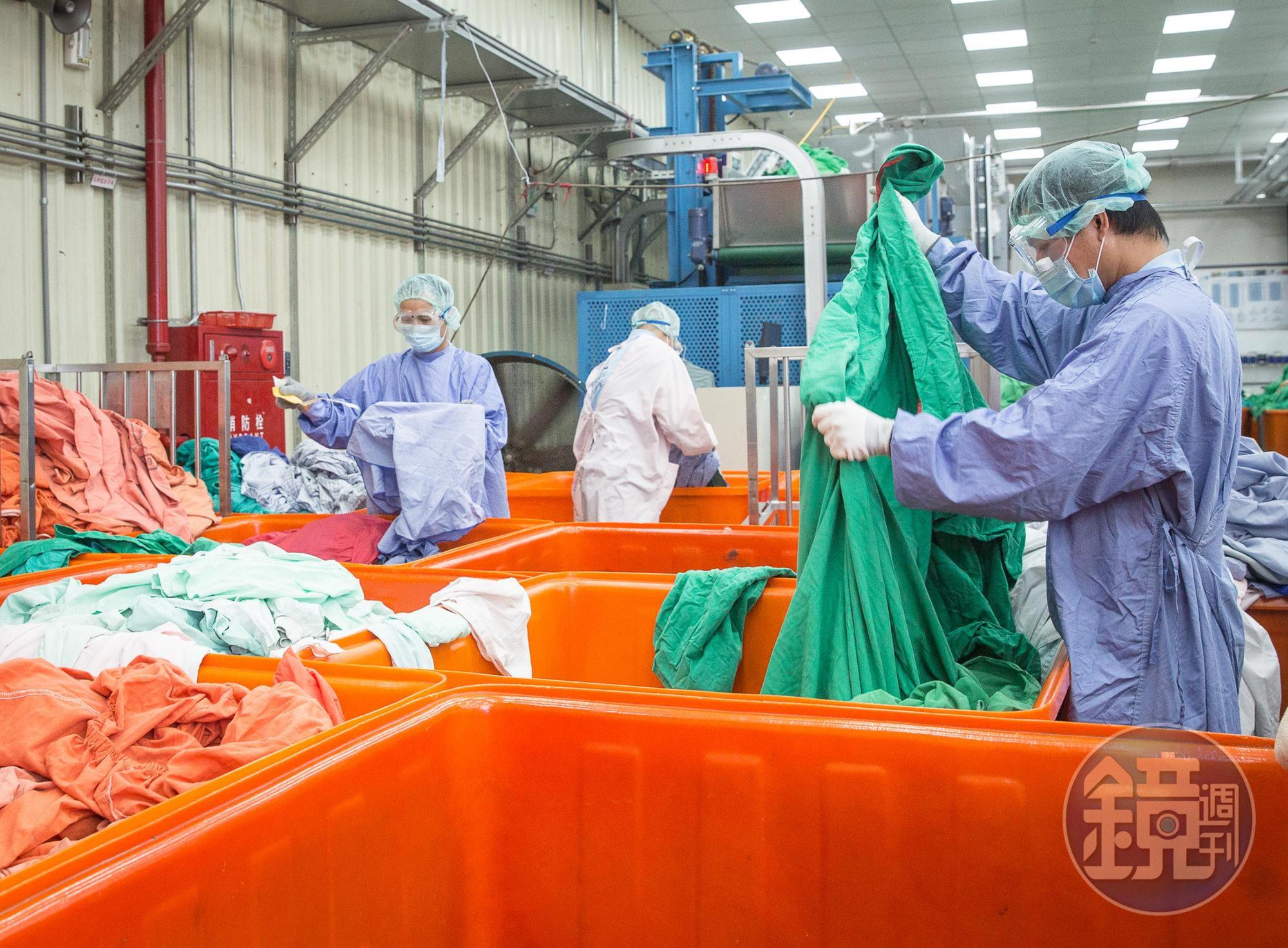 賴調元首創提供醫療布服設計製作、租賃到洗滌一條龍服務，成為台灣最大醫療後勤王。