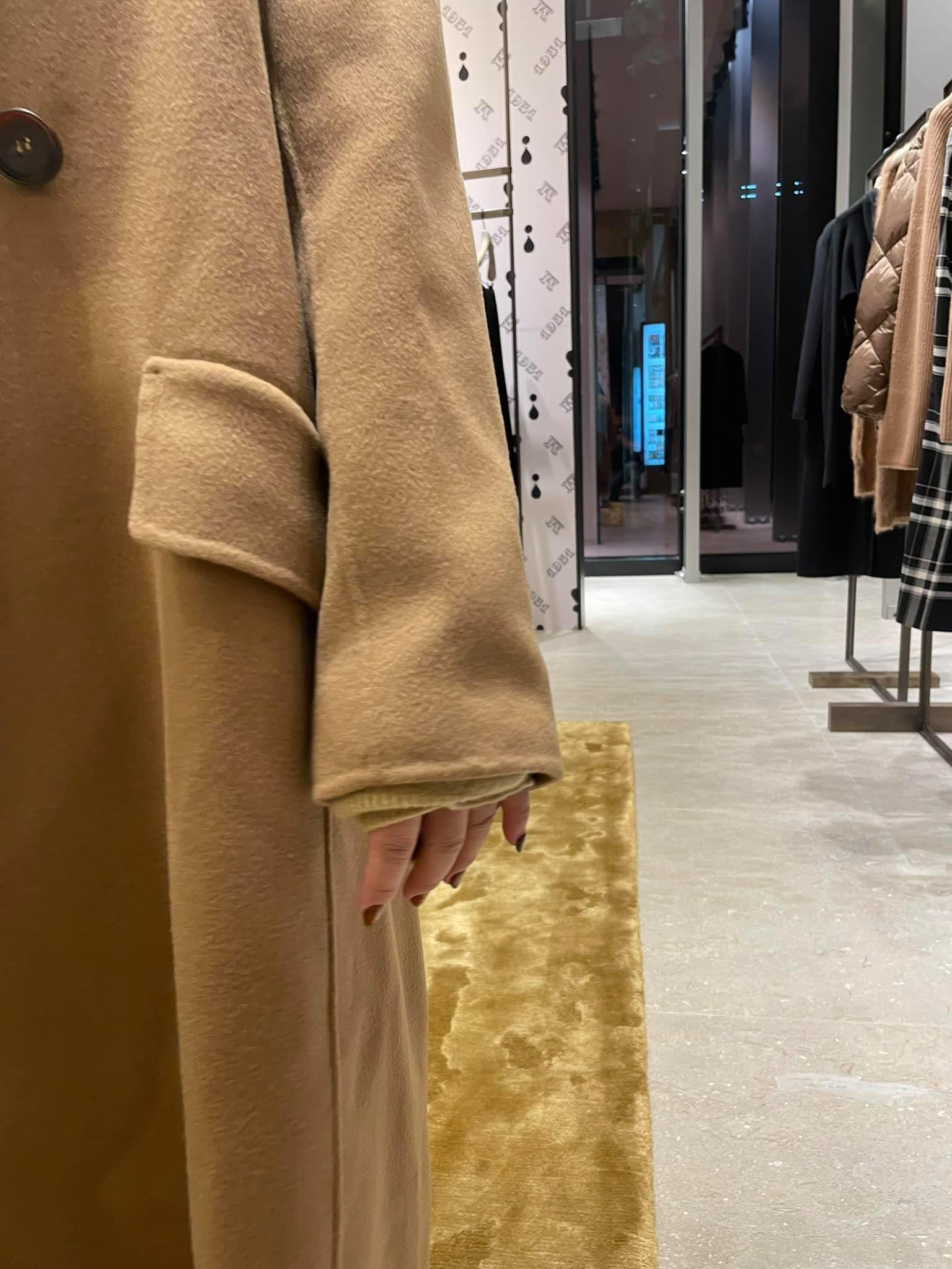 穿著大衣的熊姓女子,到店家要求退貨遭拒絕。(翻攝臉書「爆廢公社」社團)