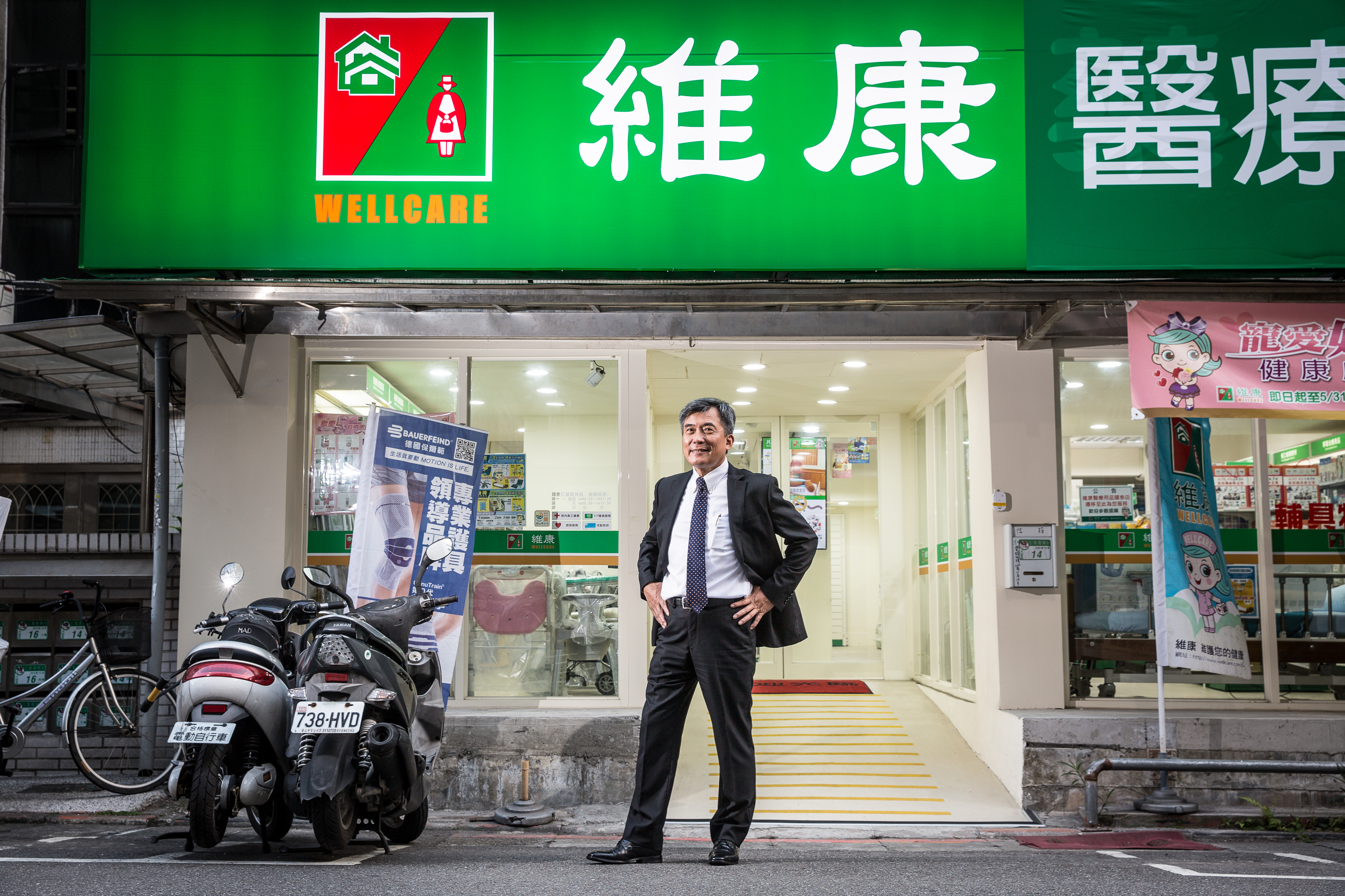 賴調元首創在醫院開維康醫療用品，提供醫療布服製作、租賃到洗滌一條龍服務，成為台灣最大醫療後勤王。