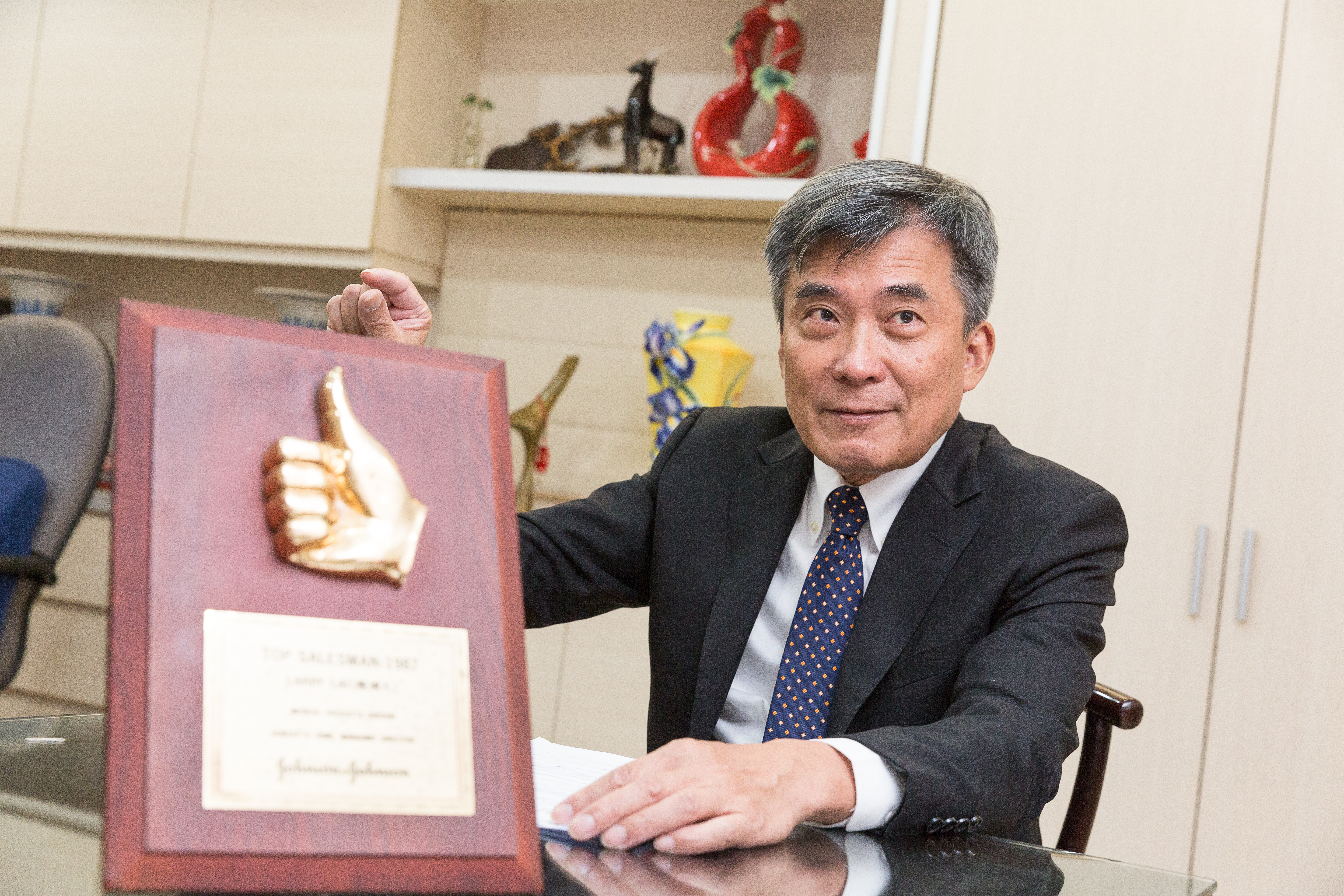 賴調元擔任嬌生業務時，1年能做2千萬元業績，曾獲選1987年亞太區最佳業務代表，他將當時的獎牌保留至今。