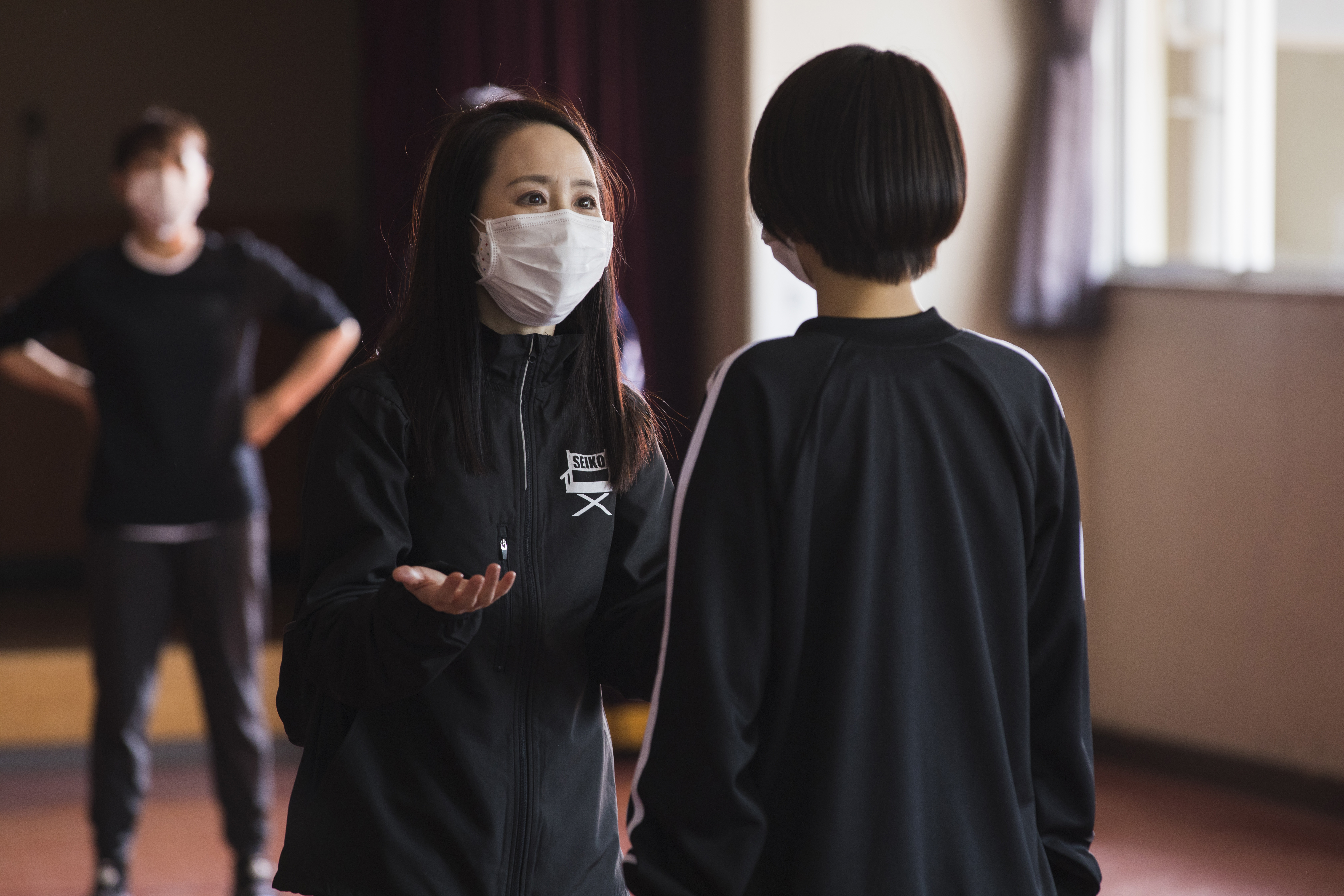 松田聖子努力讓自己當一名與演員能輕鬆相處的導演。（HBO提供）