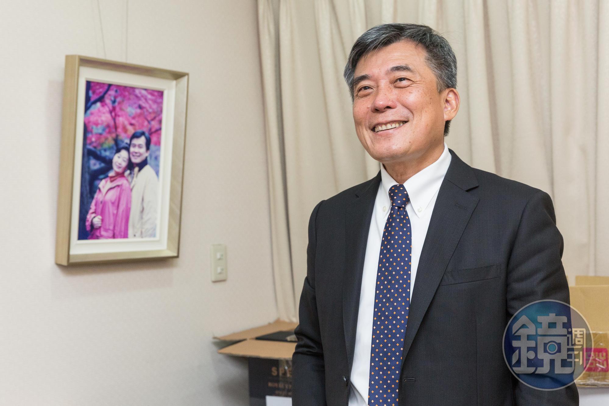 賴調元與太太結婚35年，合照一直掛在辦公室牆上。