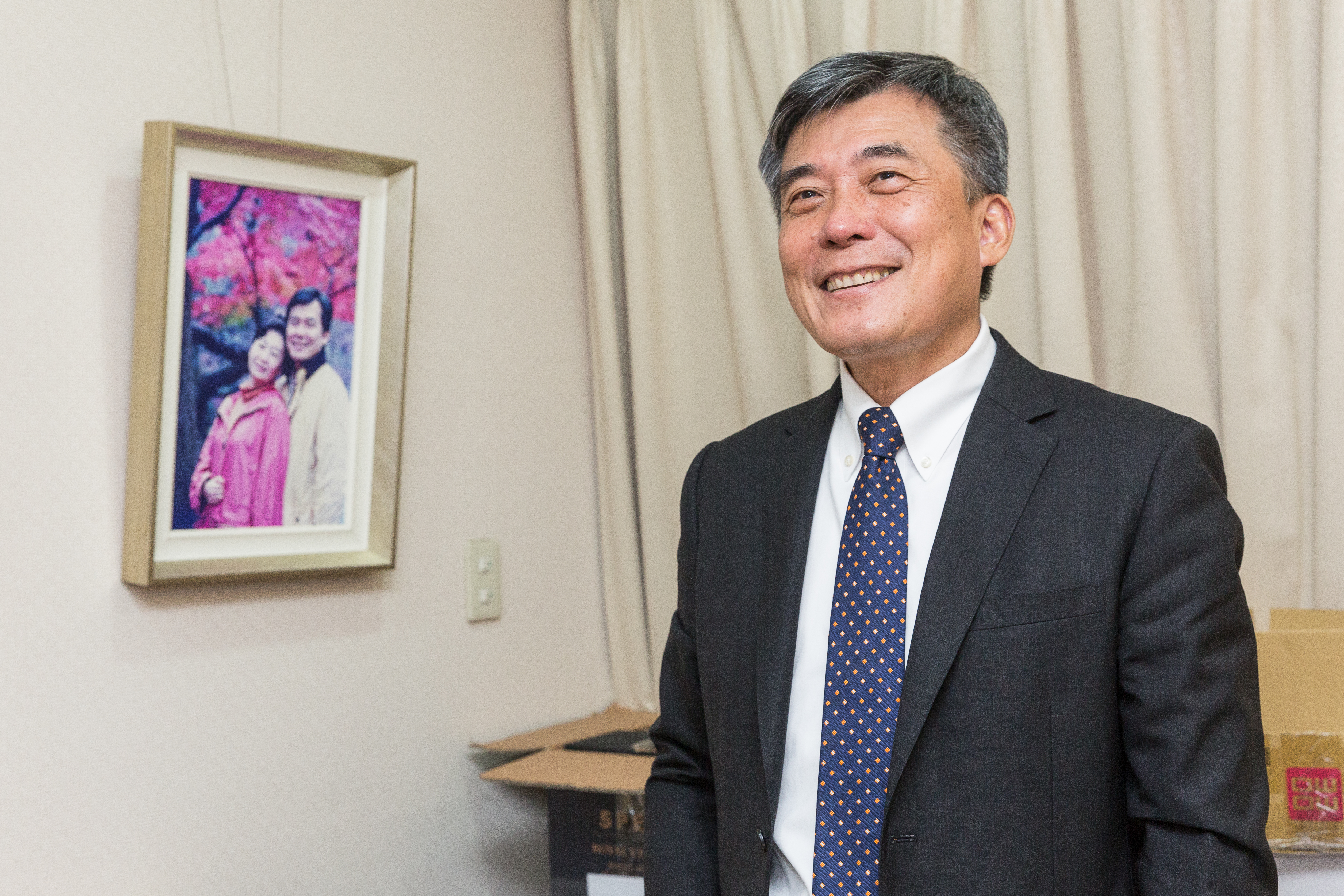 賴調元與太太結婚35年，合照一直掛在辦公室牆上。