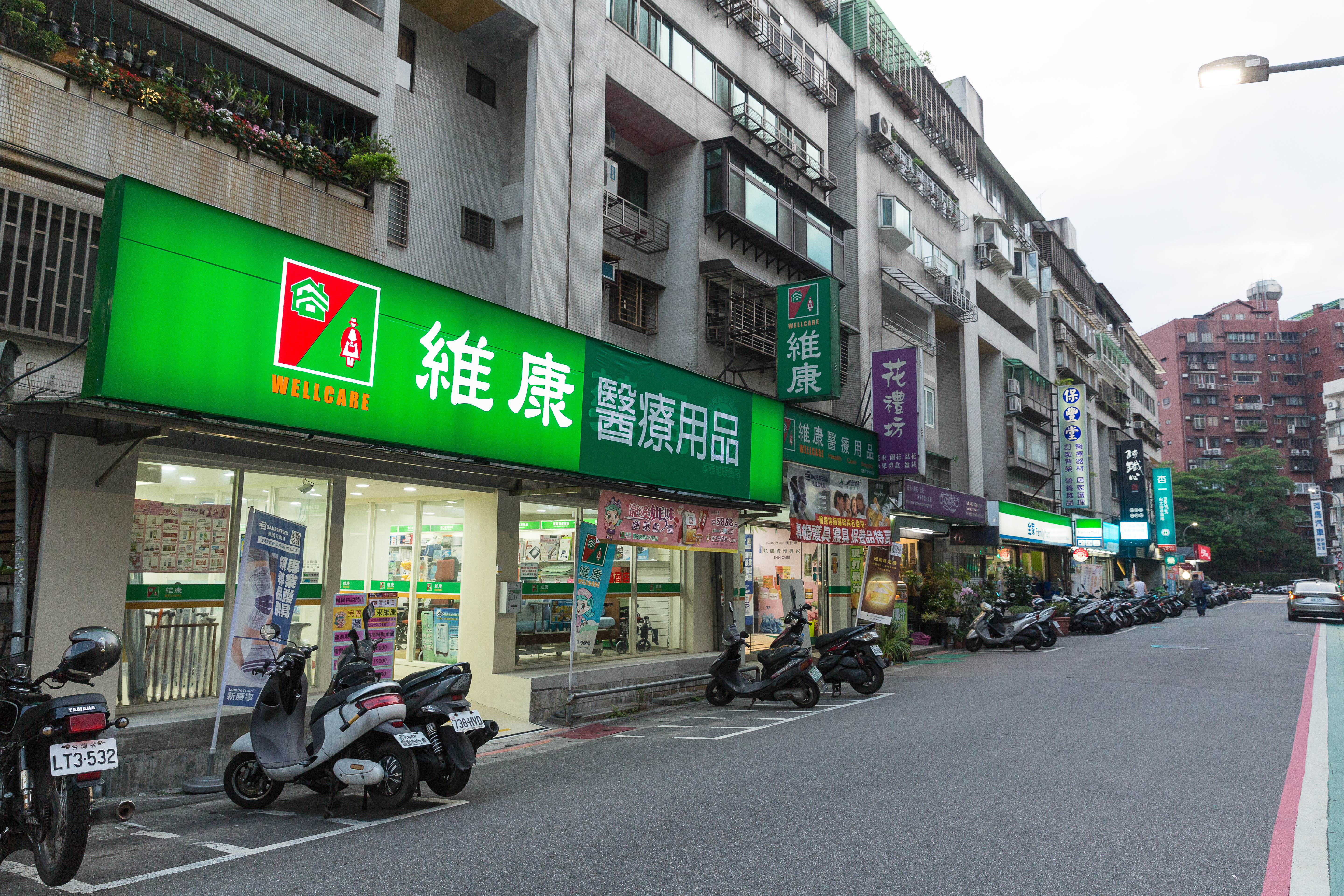 賴調元首創在醫院內開維康醫療用品，現也發展出不少街邊店。