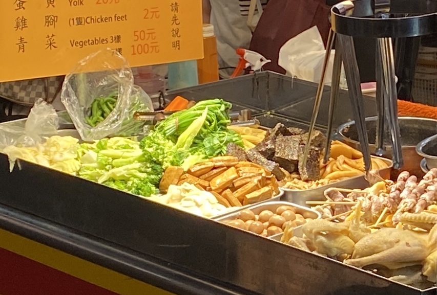 有網友買某間鹹水雞時,因招待小菜問題與老闆發生小爭吵。(讀者提供)