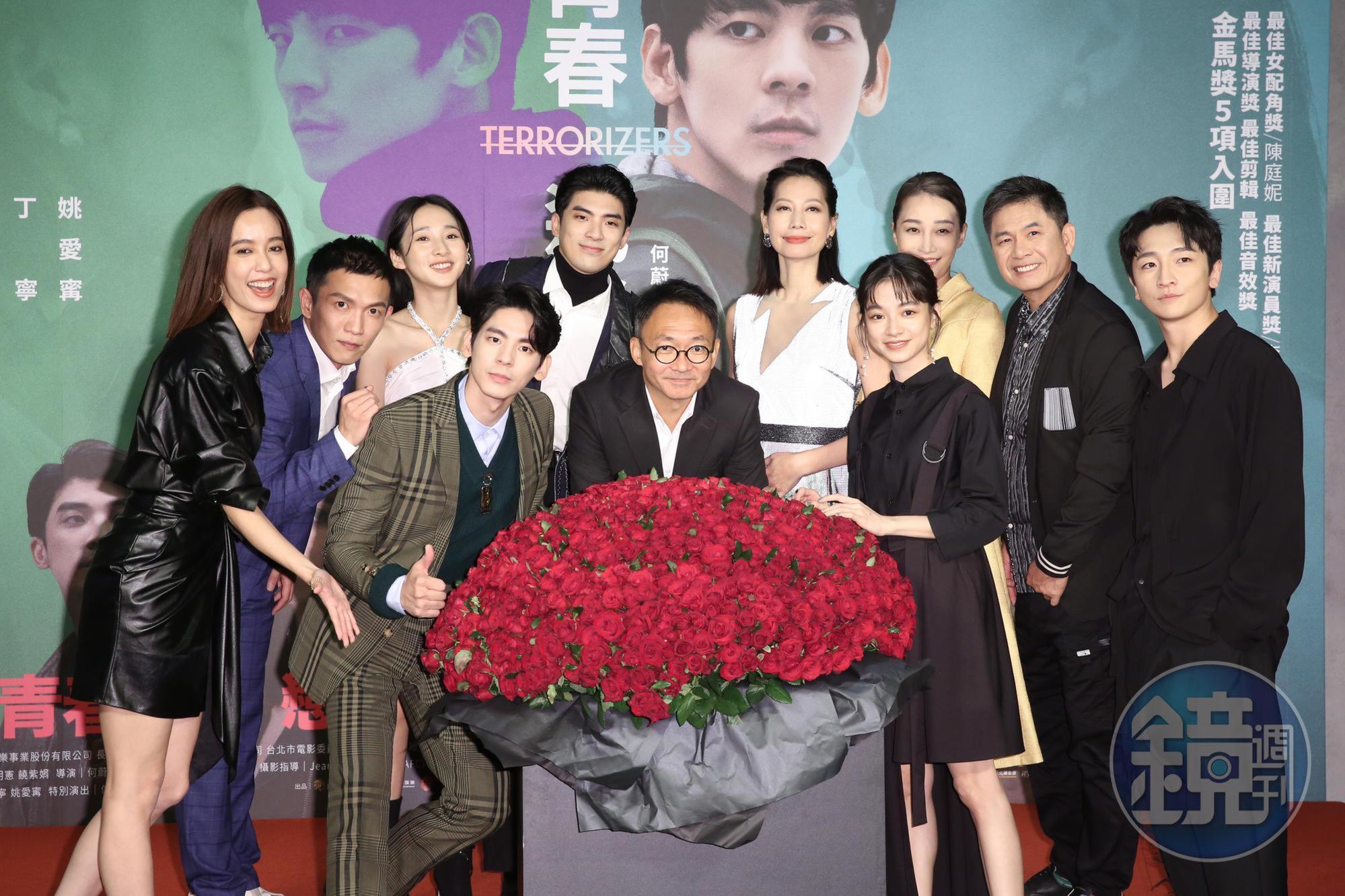 導演何蔚庭（前排中）新作《青春弒戀》，由林柏宏、李沐、陳庭妮、林哲熹、丁寧、姚愛寗主演，首映典禮上有象徵浪漫愛情的「999朵紅玫瑰」花束。