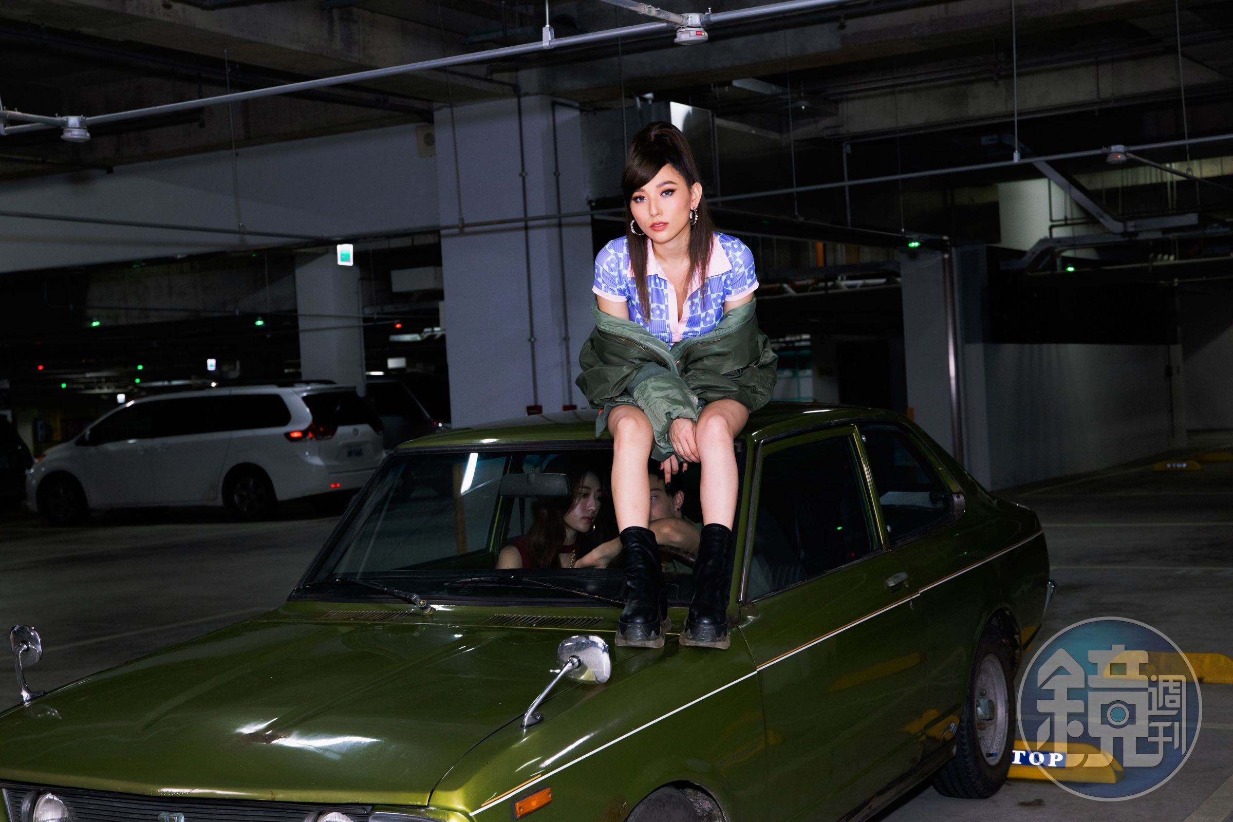 黃瑋昕身材比例堪比名模,拍攝MV穿著時髦坐上車頂頗有龐德女郎架式。（新禧未來音樂提供）