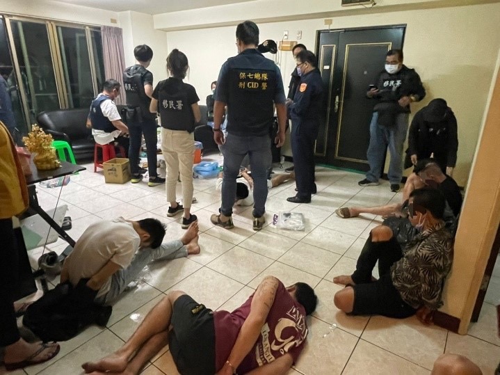 專案小組警方至盜伐集團租屋處執行收網,逮捕主嫌林男等12人。(保七總隊提供)