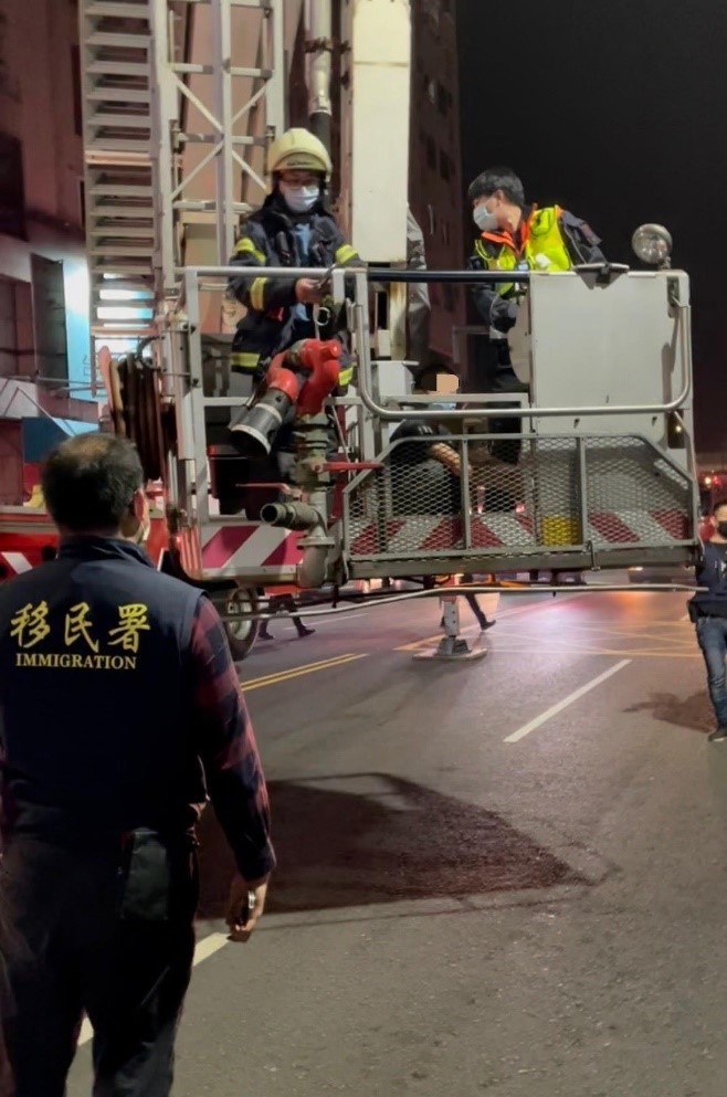 一名越南籍逃逸移工爬到15樓窗台外藏匿,警消出動雲梯車將他逮捕。(保七總隊提供)