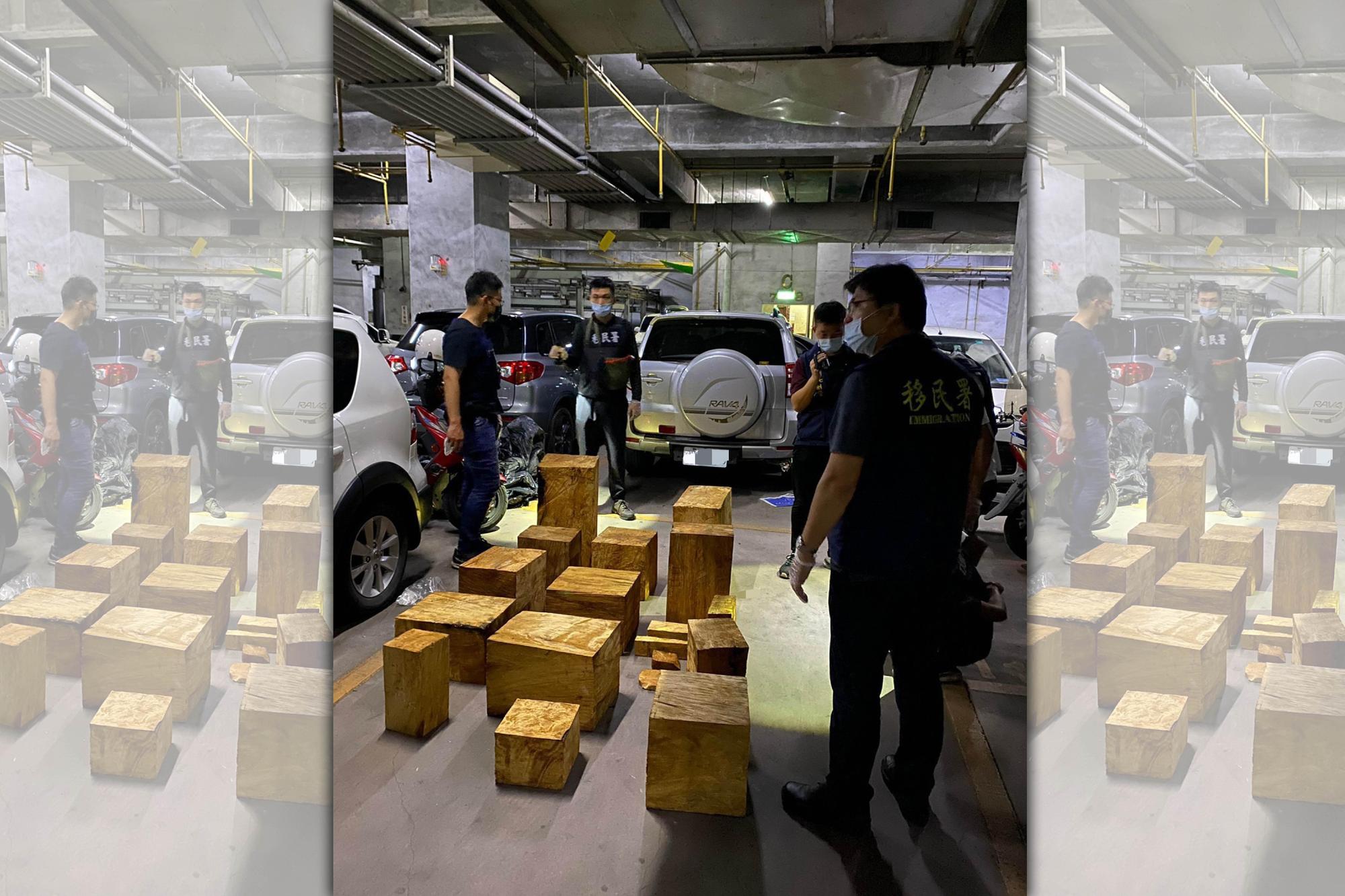 警方在該集團座車上起出23塊珍貴扁柏金磚。（保七總隊提供）