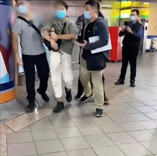 警方將詹男帶回警局偵訊。(翻攝畫面)